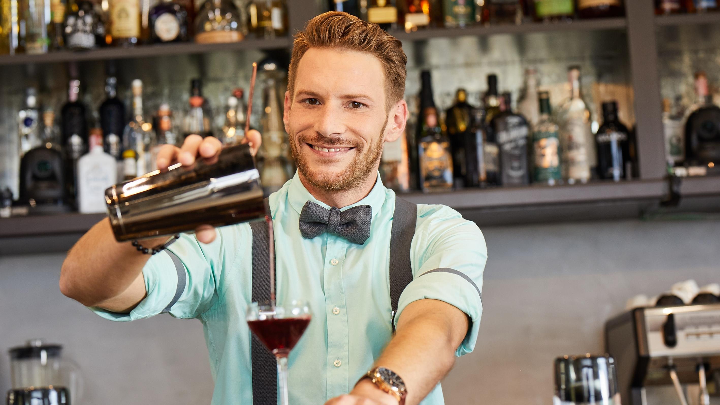 First Dates Hotel: Barkeeper Rocco: hat er noch Kontakt zu Jacqueline? Barkeeper Rocco