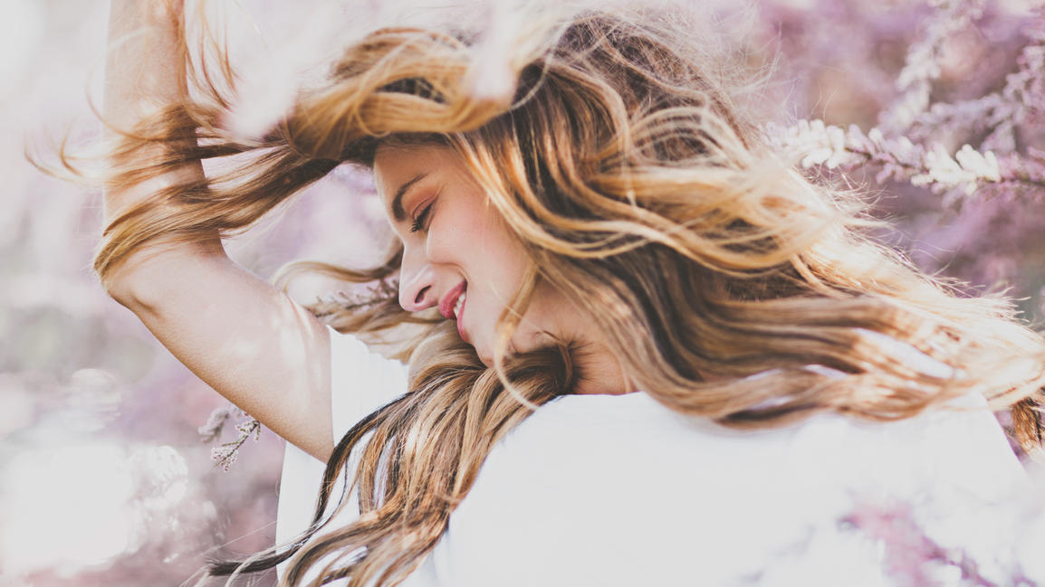 Die heißesten Haarfarben-Trends im Frühling: Looks, die begeistern Frau genießt Frühling
