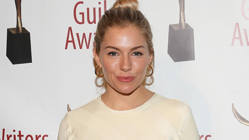 Sienna Miller über Chadwick Boseman: “Im Nachhinein fühlte es sich wie ein echter Abschied an” Sienna Miller über Chadwick Boseman: “Im Nachhinein fühlte es sich wie ein echter Abschied an”