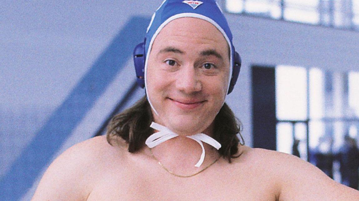 Michael „Bully“ Herbig gibt den halbnackten Bademeister Lange ist's her: Michael „Bully“ Herbig als Paul Bennert in „Die Bademeister – Vom Ruhrpott in die Schickeria“ (auf TVNOW verfügbar).