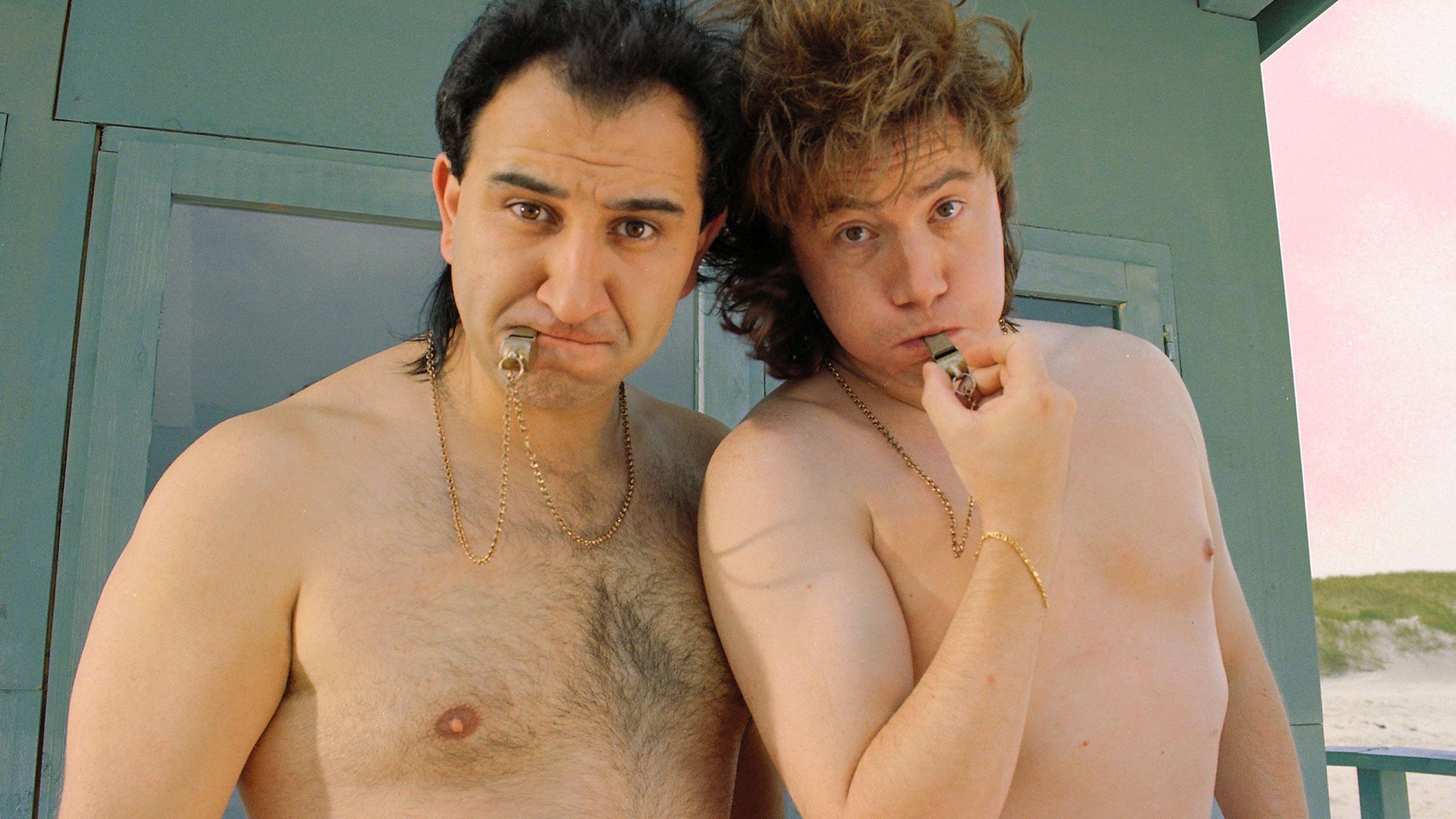 Michael „Bully“ Herbig gibt den halbnackten Bademeister Böller (Hilmi Sözer) und Paul (Michael „Bully“ Herbig) auf den Spuren der „Baywatch“-Rettungsschwimmer.