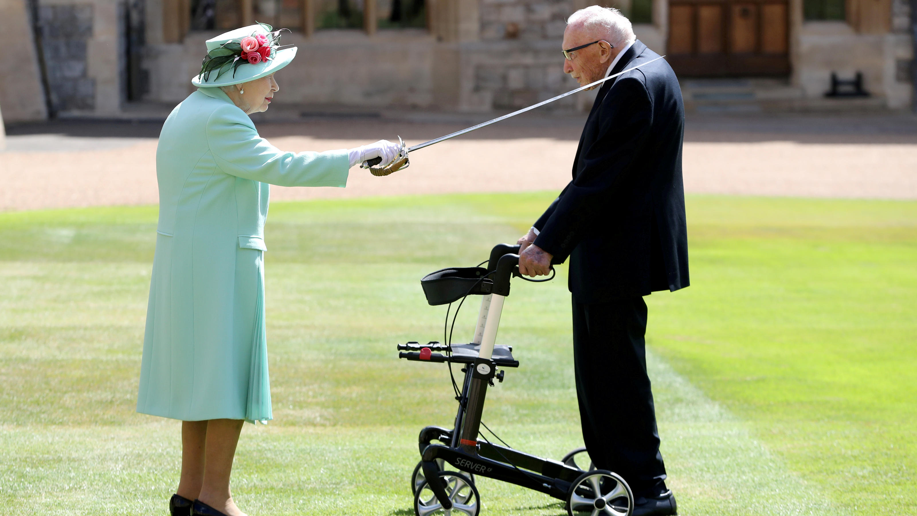 Emotionaler Abschied von Corona-Held Captain Tom Moore (†100) FILE PHOTO: Britain's Queen Elizabeth awards Captain Tom Moore with the insignia of Knight Bachelor at Windsor Castle, in Windsor, Britain July 17, 2020. Chris Jackson/Pool via REUTERS TPX IMAGES OF THE DAY/File Photo