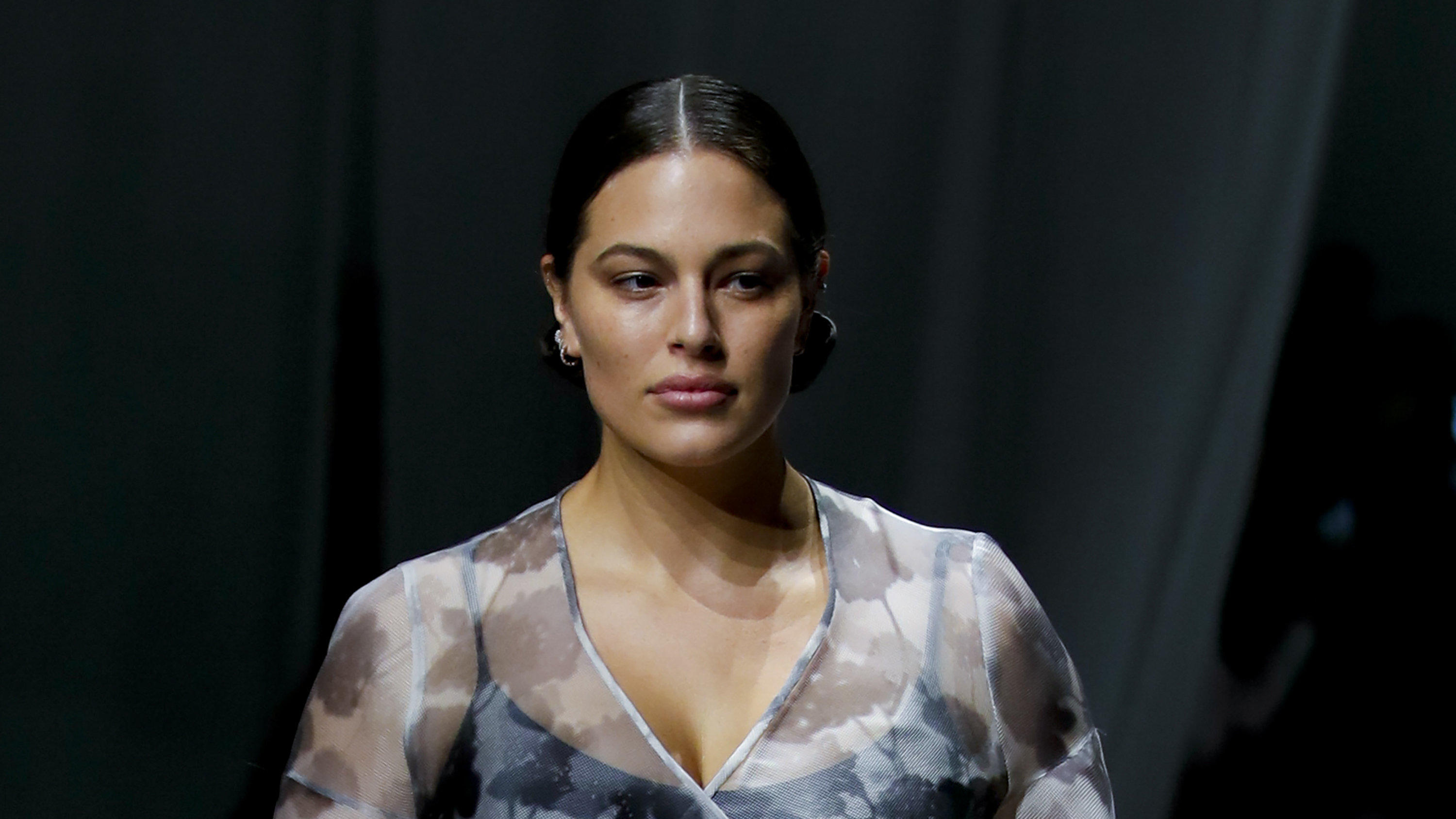 Anuthida Ploypetch, Ashley Graham & Co.: Diese Stars kämpfen für Body Positivity Model Ashley Graham wears a creation as part of the Fendi 2021 women's spring-summer ready-to-wear collection during the Milan's fashion week in Milan, Italy, Wednesday, Sept. 23, 2020. (AP Photo/Antonio Calanni)