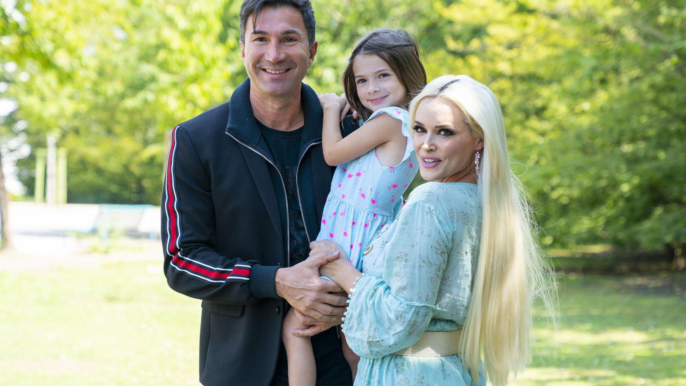 Daniela Katzenberger: Es klappt einfach nicht - Babyplanung mit Lucas abgeschlossen Bilder des Jahres 2020, Entertainment 07 Juli Entertainment Bilder des Tages Daniela Katzenberger mit Ehemann Lucas Cordalis und Tochter Sophia beim Fototermin zur der Präsentation ihres neuen Buches Die Mutti-Mafia - kann mich mal... gernhaben auf d
