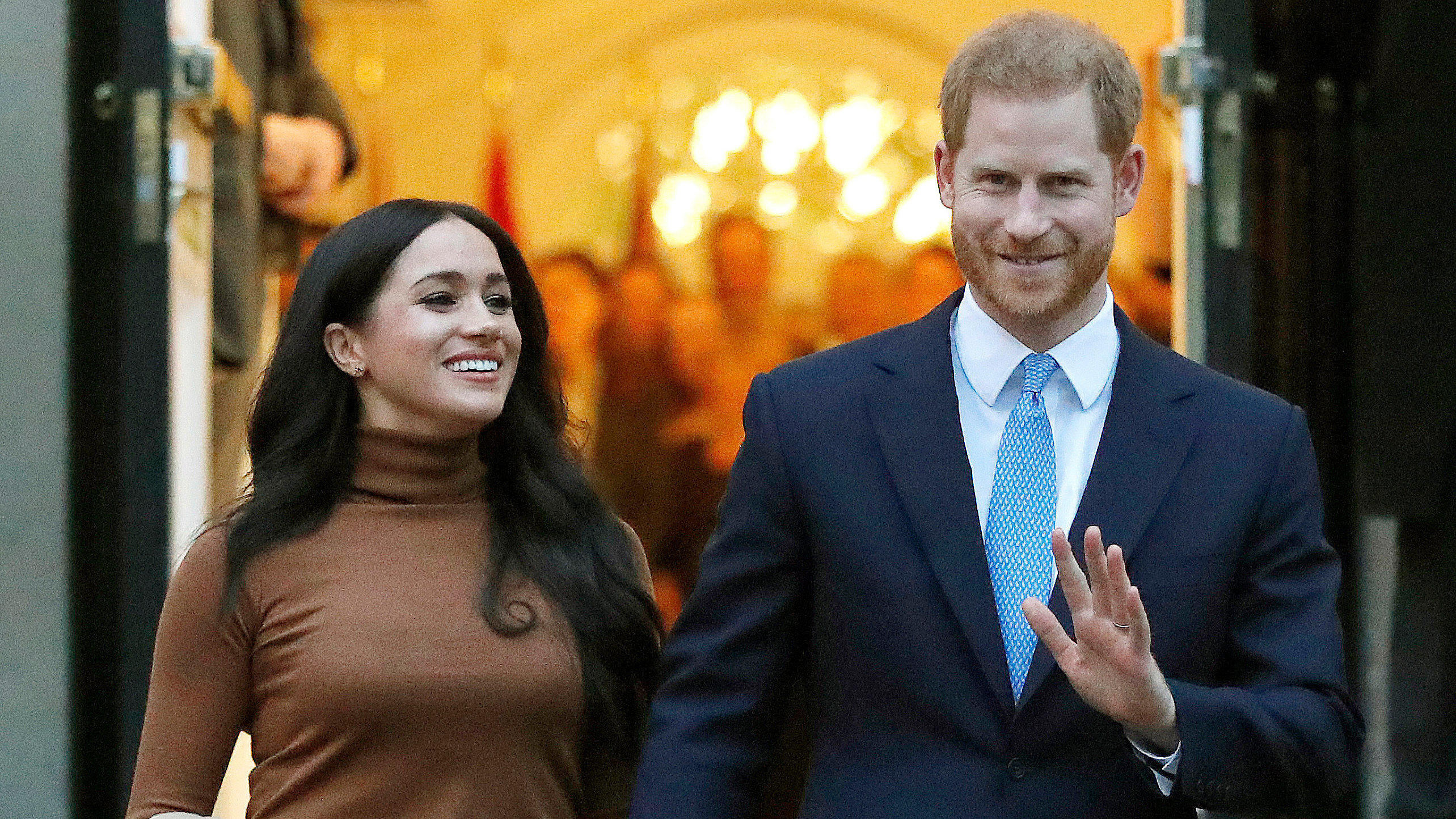 Auf so viel Geld haben sie durch den Megxit verzichtet Prinz Harry und Meghan haben beim Megxit auf viel Geld verzichtet.
