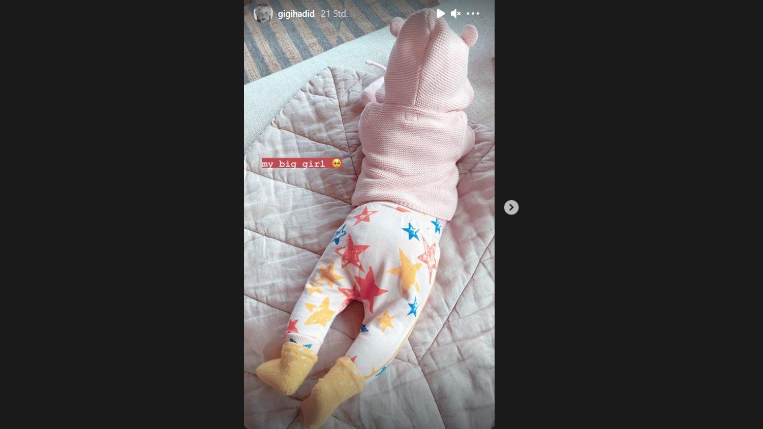 Gigi Hadid begeistert Fans mit süßem Baby-Foto: SO groß ist Tochter Khai schon! Gigi Hadids Tochter Khai ist ganz schön gewachsen.