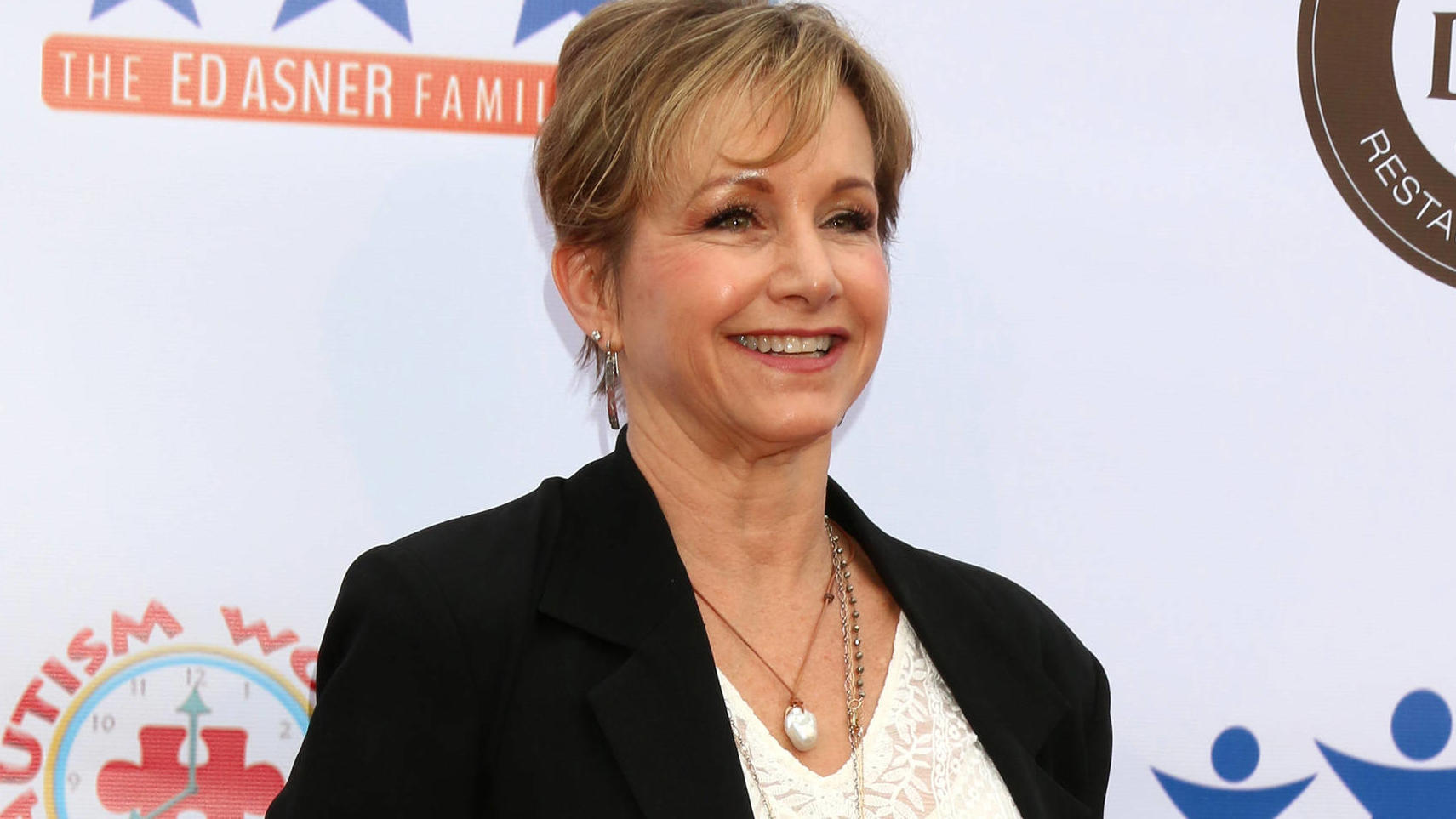 „Beverly Hills 90210“-Stars: Das ist aus Jason Priestley, Shannen Doherty & Co. geworden Gabrielle Carteris schummelte während ihrer „Beverly Hills 90210“-Zeit beim Alter.