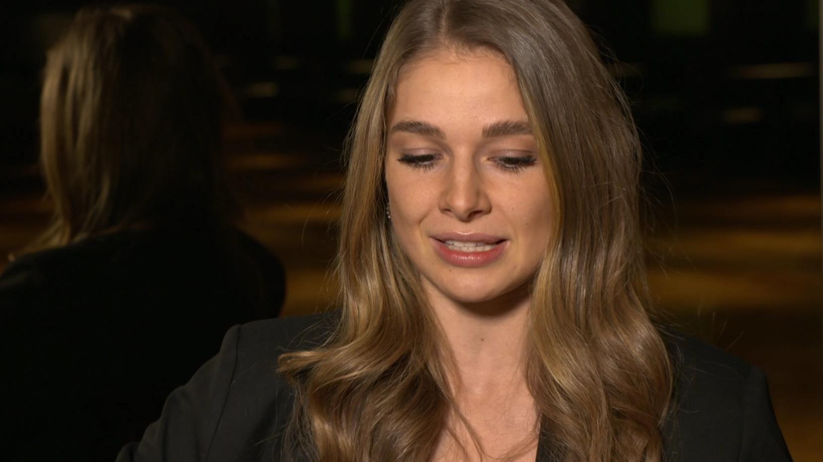 Bestätigt: Moderatorin Lola Weippert ist wieder Single Lola Weippert guckt betroffen nach unten