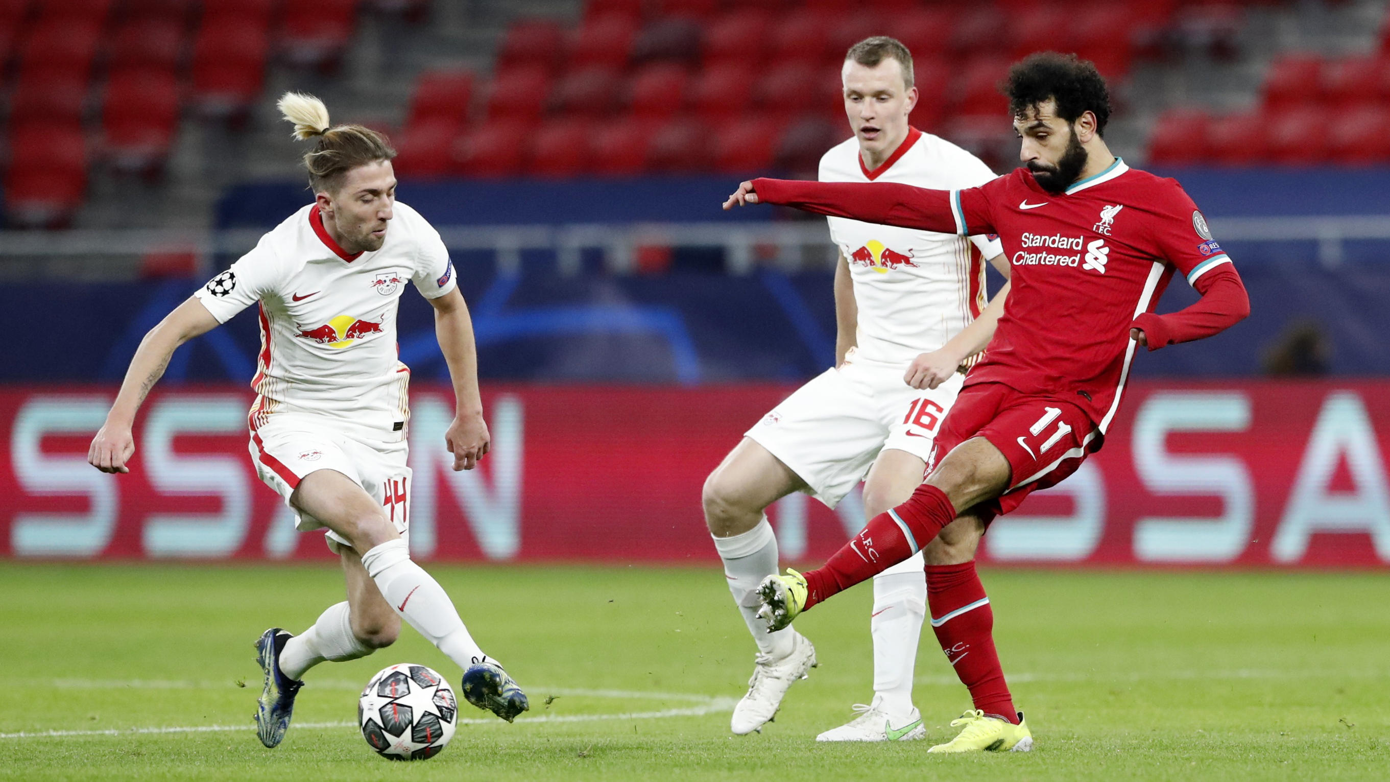 Endstation Achtelfinale für Nagelsmann und RB Leipzig Soccer Football - Champions League - Round of 16 Second Leg - Liverpool v RB Leipzig - Puskas Arena, Budapest, Hungary - March 10, 2021 Liverpool's Mohamed Salah in action with RB Leipzig's Kevin Kampl REUTERS/Bernadett Szabo