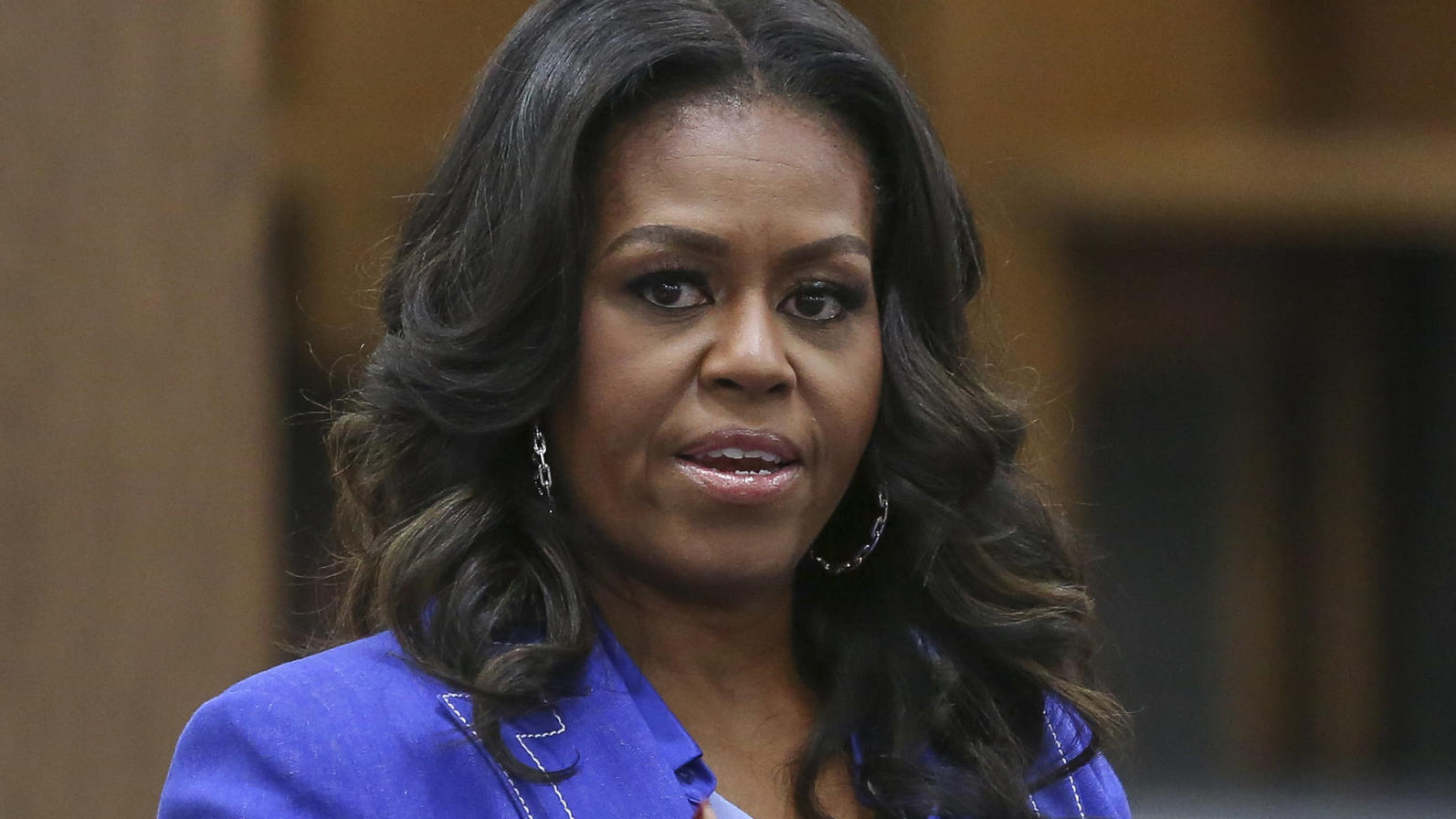 Michelle Obama spricht offen über ihre Depression ARCHIV - 12.11.2018, USA, Chicago: Michelle Obama, ehemalige First Lady der USA, spricht an ihrer ehemaligen Schule, der Whitney M. Young Magnet High School, mit Schülern über ihr neues Buch «Becoming». (zu dpa "Michelle Obama: Trump bereit, die Demo