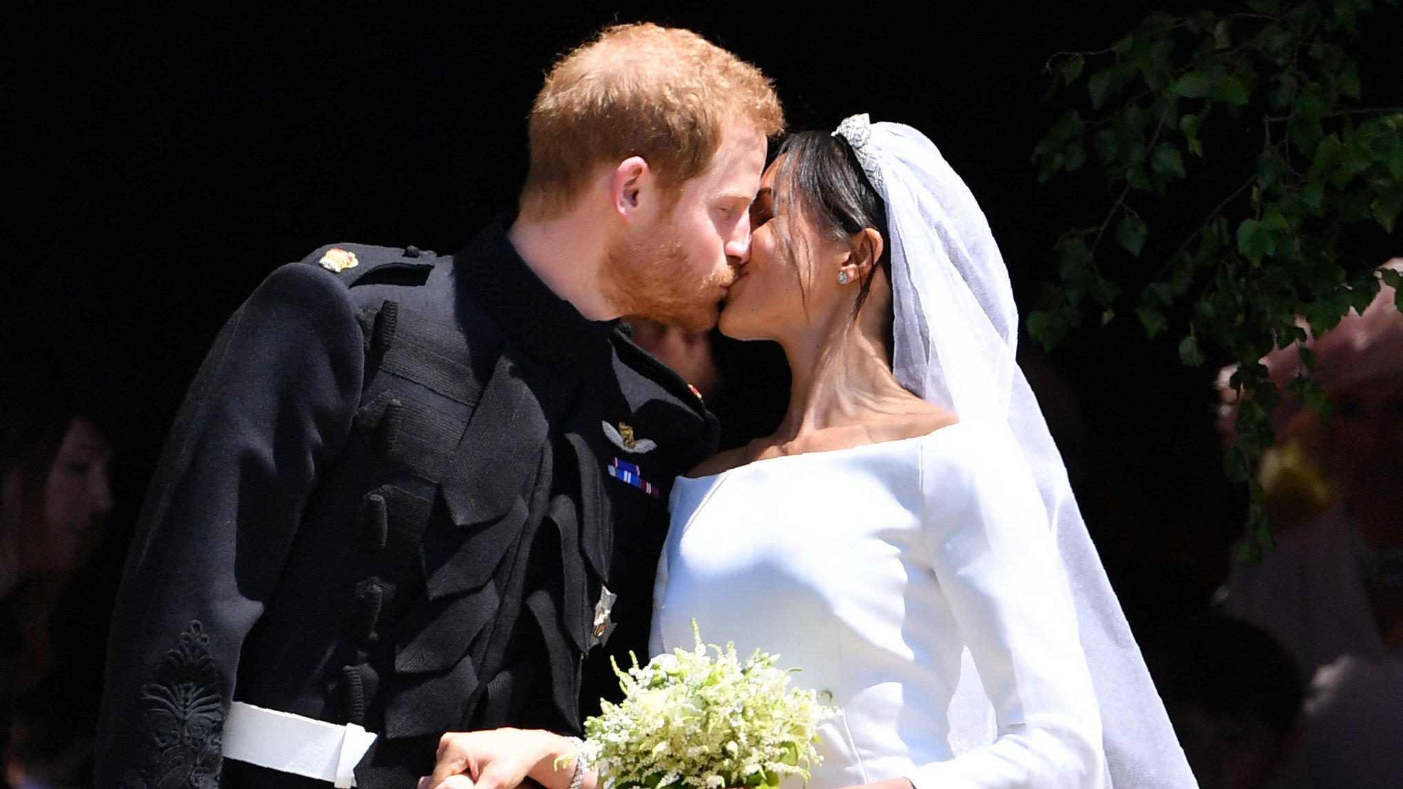 Harrys & Meghan: Heimliche Hochzeit - Erzbischof von Canterbury meldet sich zu Wort ARCHIV - 19.05.2018, Großbritannien, Windsor: Prinz Harry, Herzog von Sussex und seine Frau Herzogin Meghan küssen sich nach ihrer Trauung vor der St.-George-Kapelle im Schloss Windsor. Ein ehemaliger ranghoher Kirchenmitarbeiter hat Angaben von Herz