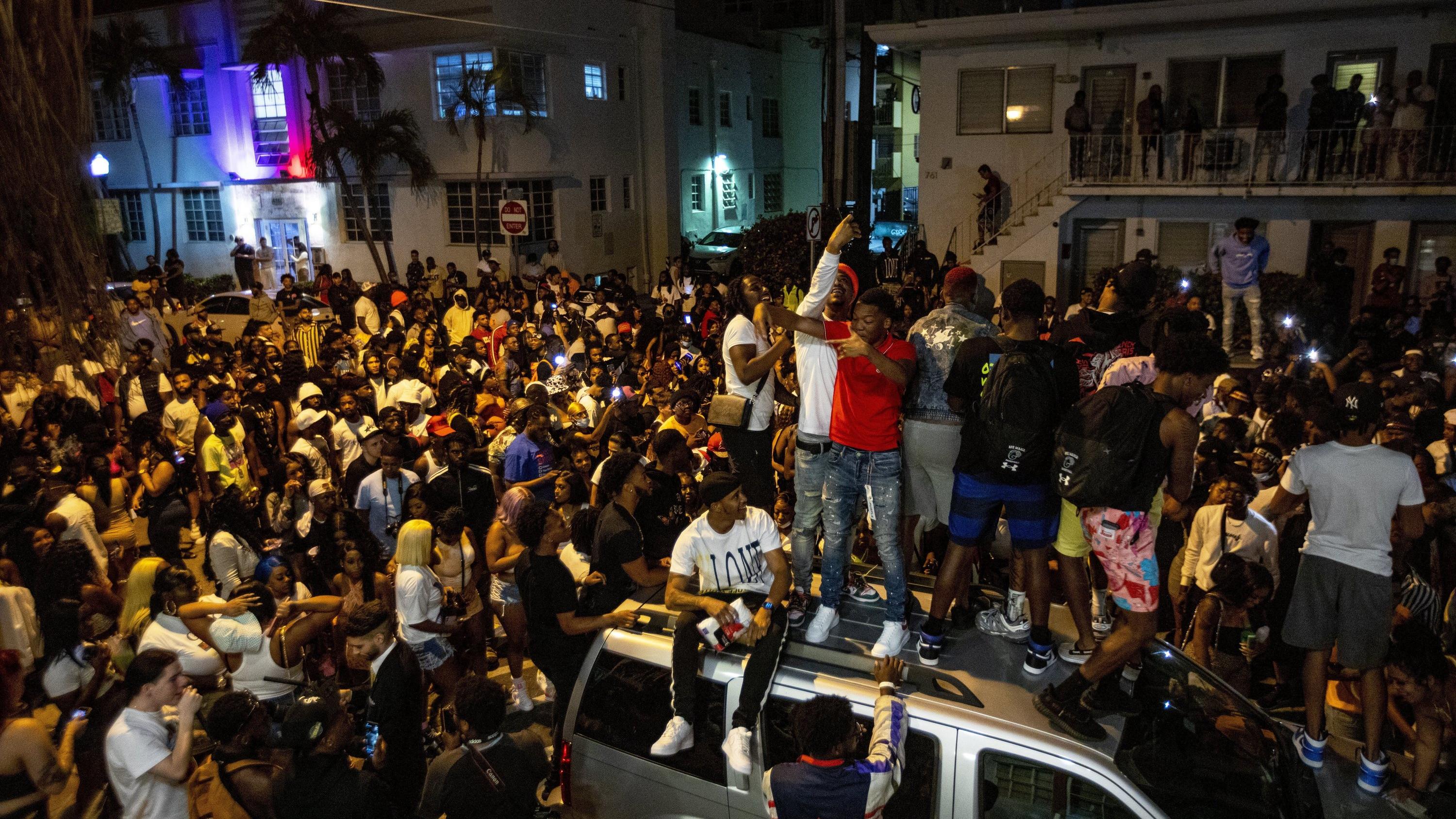 "Spring Break"-Partys in Miami Beach eskalieren: 1.000 Festnahmen, Frau stirbt nach Vergewaltigung Massen junger Menschen stellen Miami Beach auf den Kopf.