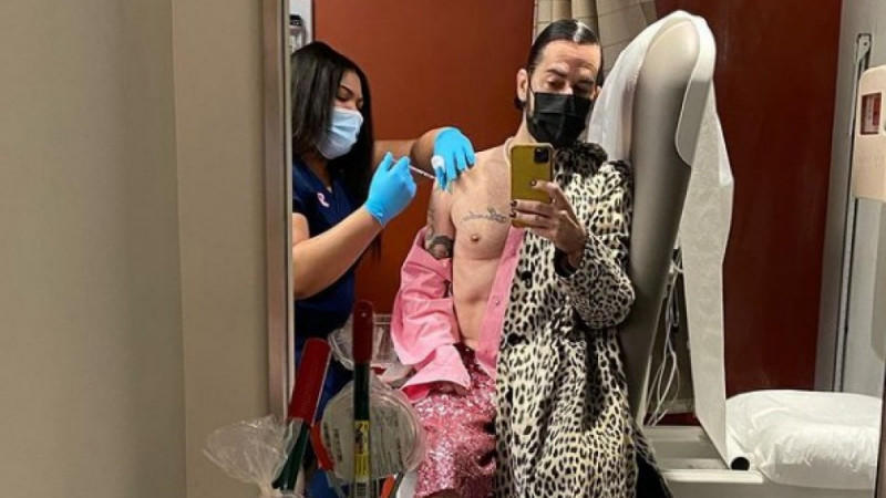 Marc Jacobs teilt glamouröses Selfie seiner zweiten COVID-19-Impfung Marc Jacobs teilt glamouröses Selfie seiner zweiten COVID-19-Impfung