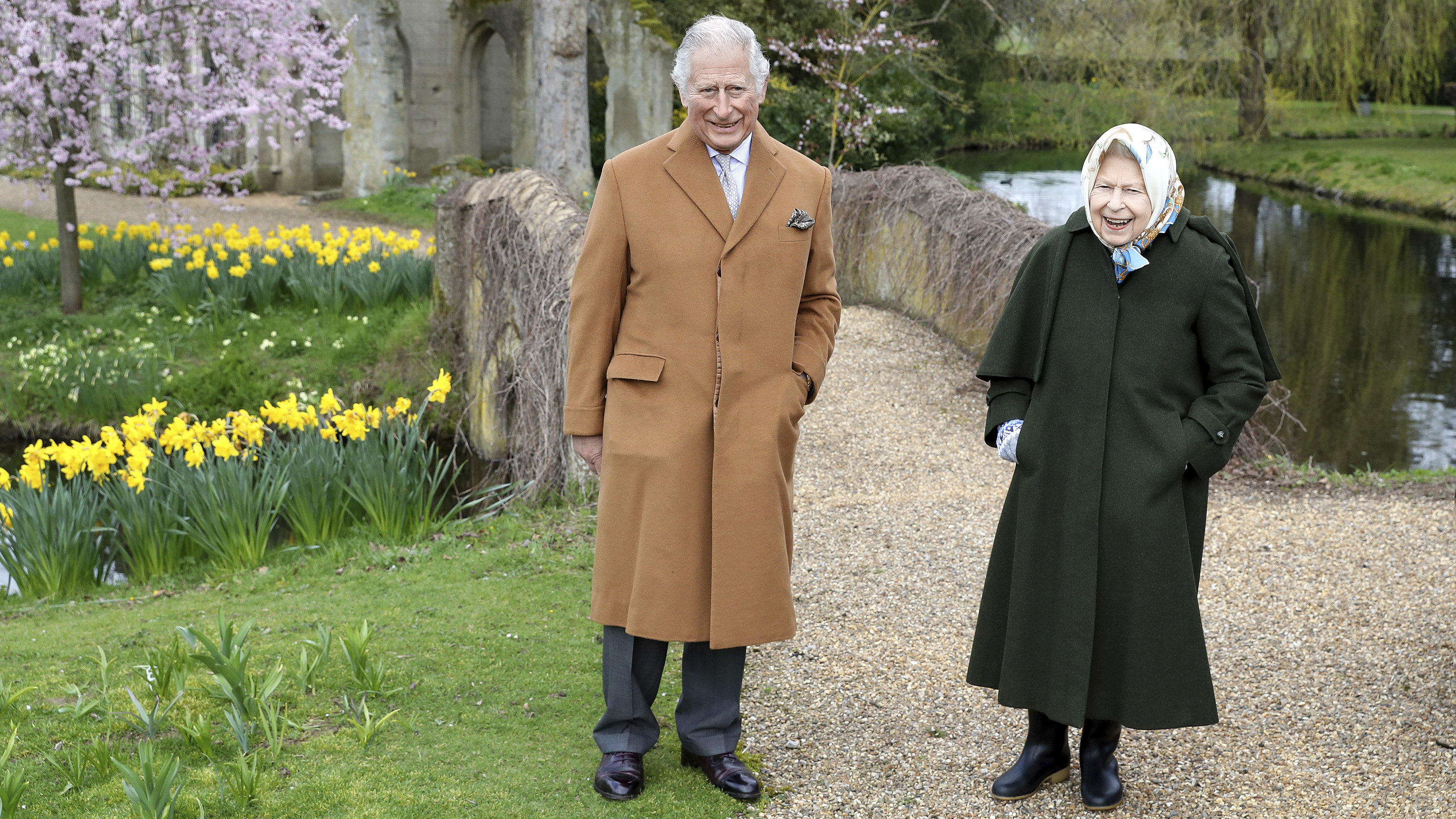 Bitte lächeln! Queen Elizabeth II. und Prinz Charles genießen ihren Oster-Spaziergang Prinz Charles und Königin Elisabeth II. starten gut gelaunt in die Osterfeiertage.