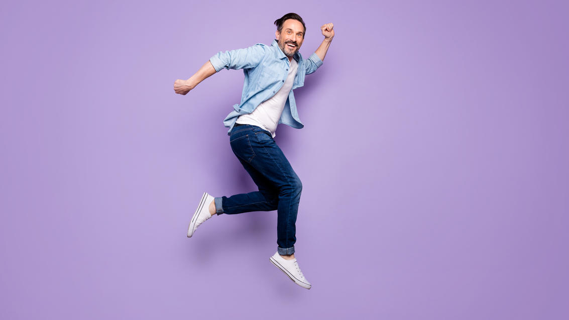 Diese 3 Hosen-Trends trägt Man(n) im Frühling 2021 Mann mit Trend-Hose