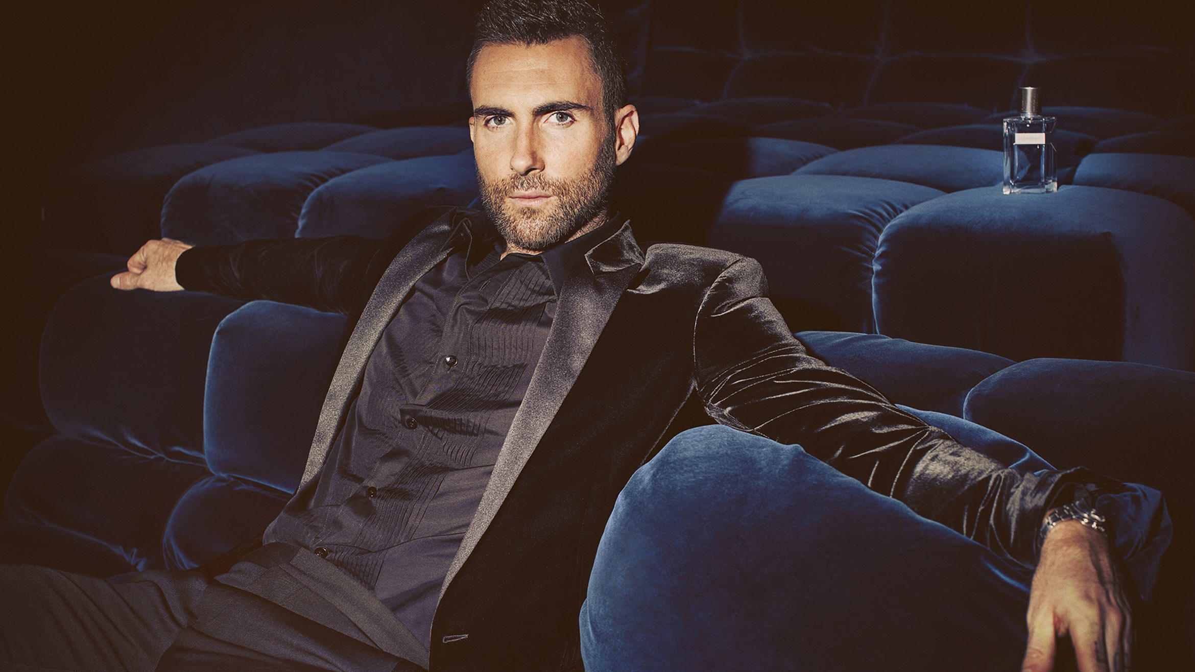 „Maroon 5“-Frontmann Adam Levine zieht sich für Familienfoto ein Sommerkleid an Adam Levine