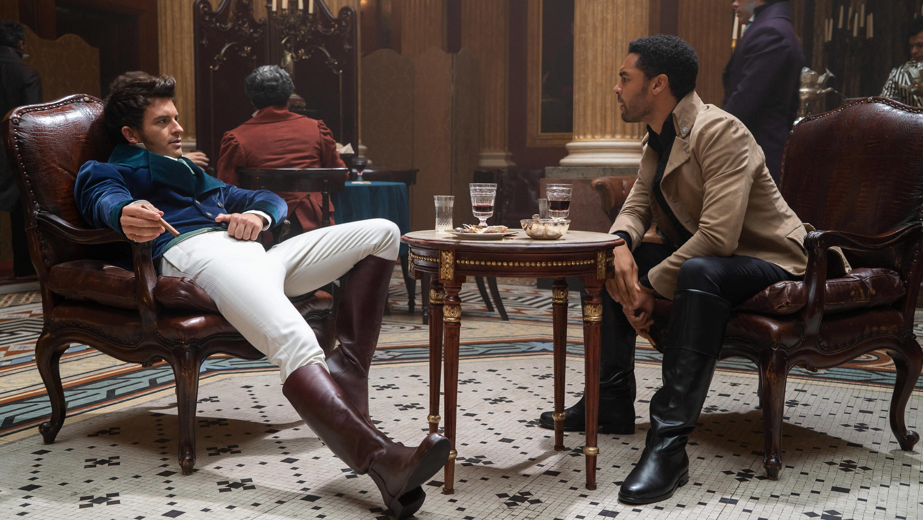 Netflix-Serie Bridgerton: Wann kommt Staffel 2?, Wer spielt mit? & Co. - Alle Infos! Jonathan Bailey , der Anthony Bridgerton spielt, sitzt in einer "Bridgerton"-Szene Regé-Jean Pages Charakter Simon Basset gegenüber.