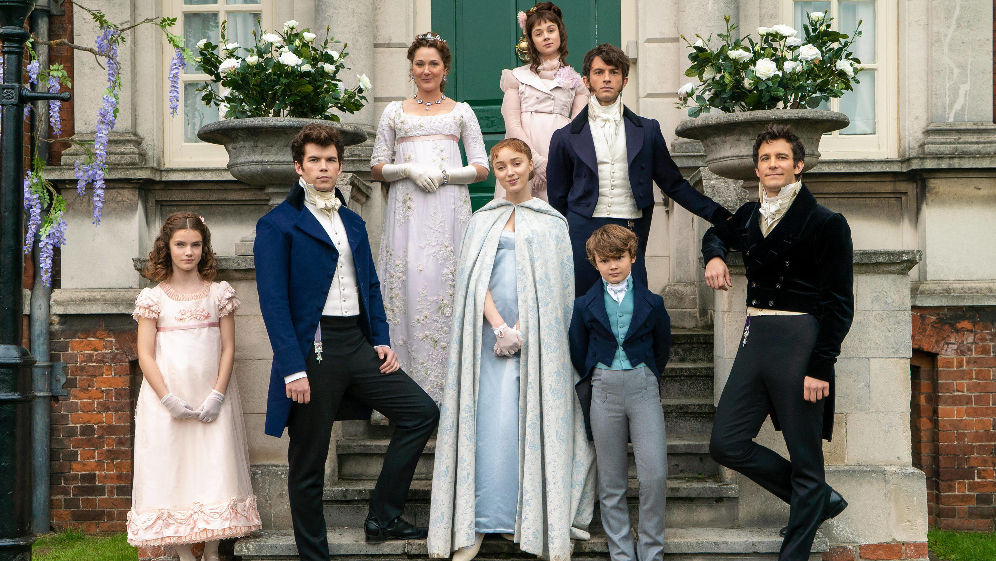 Netflix-Serie Bridgerton: Wann kommt Staffel 2?, Wer spielt mit? & Co. - Alle Infos! Die gesamte Bridgerton-Familie posiert auf den Treppen ihres Hauses im schicken Londoner Bezirk.