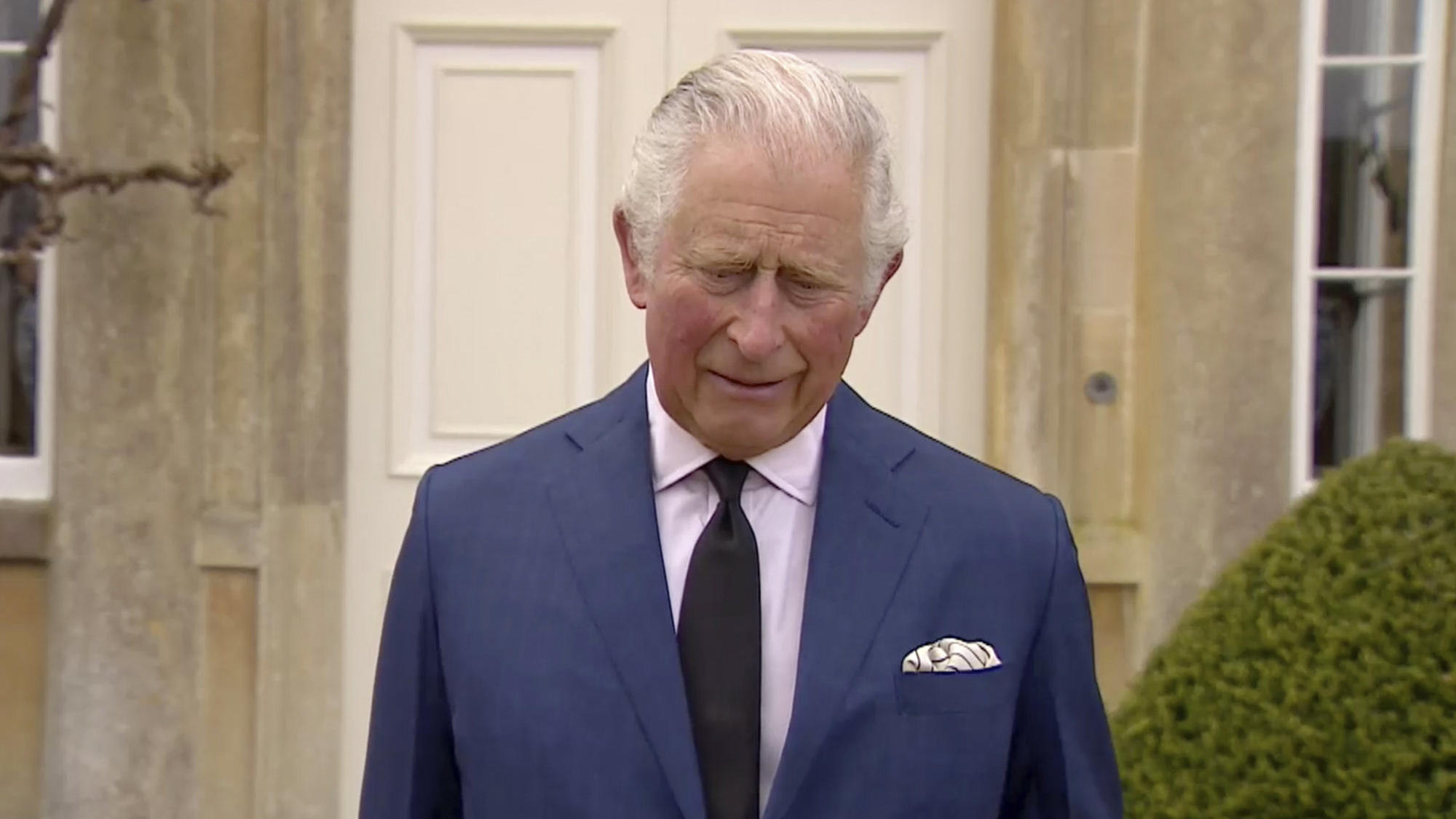 Prinz Charles traurig: Er möchte endlich Enkelin Lilibet kennenlernen Prinz Charles ist geknickt