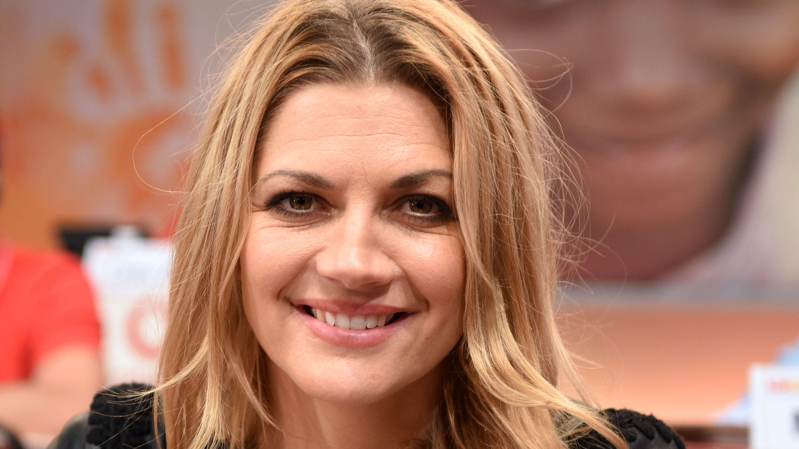 Vierfach-Mama Nina Bott: Noch mehr Babys? „Mein Herz hätte noch Platz“ ARCHIV - 23.11.2017, Nordrhein-Westfalen, Hürth: Die Schauspielerin Nina Bott sitzt beim RTL Spendenmarathon im Studio. Die 43-Jährige ist zum vierten Mal Mutter geworden. Foto: picture alliance / Henning Kaiser/dpa +++ dpa-Bildfunk +++
