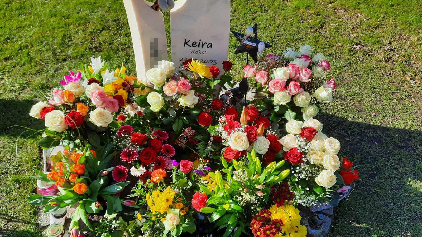 Keira (†14) von Mitschüler ermordet - Mutter: "Es ist ein täglicher Kampf ums Überleben" Keiras Mutter Karin kümmert sich liebevoll um das Grab ihrer ermordeten Tochter.