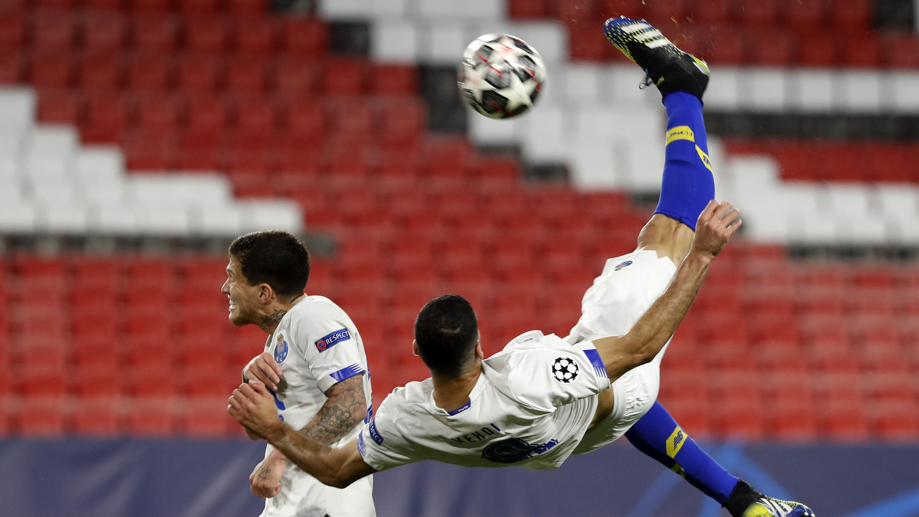 Chelseas Champions-League-Traum lebt Porto's Mehdi Taremi scores his side's opening goal during the Champions League quarter final second leg soccer match between Chelsea and Porto at the Ramon Sanchez Pizjuan stadium, in Seville, Spain, Tuesday, April 13, 2021. (AP Photo/Angel Fernande