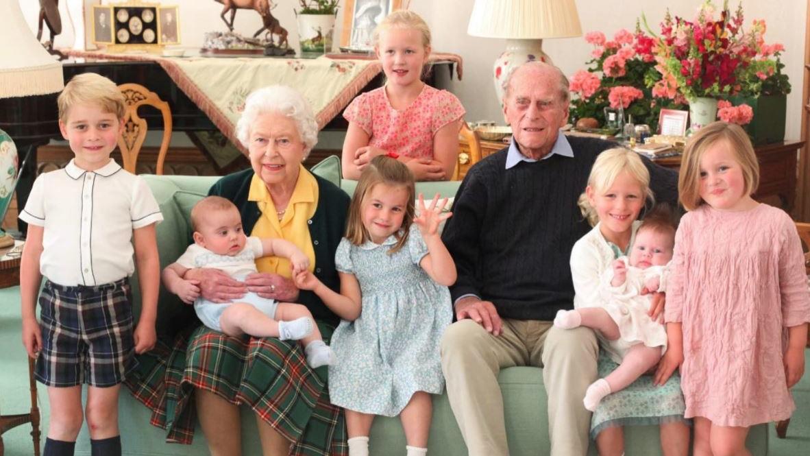 Privates Foto: Queen Elizabeth II. & Prinz Philip (†99) kuscheln mit sieben Urenkeln The Duchess of Cambridge