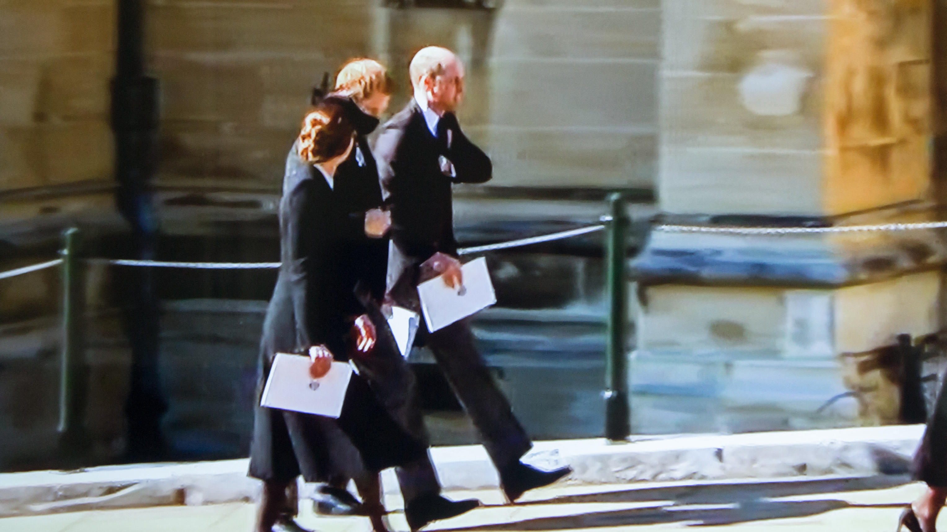 Prinz William und Prinz Harry: Annährung am Sarg von Prinz Philip (†99) Herzogin Kate, Prinz Harry und Prinz William nach dem Trauergottesdienst für den verstorbenen Prinz Philip