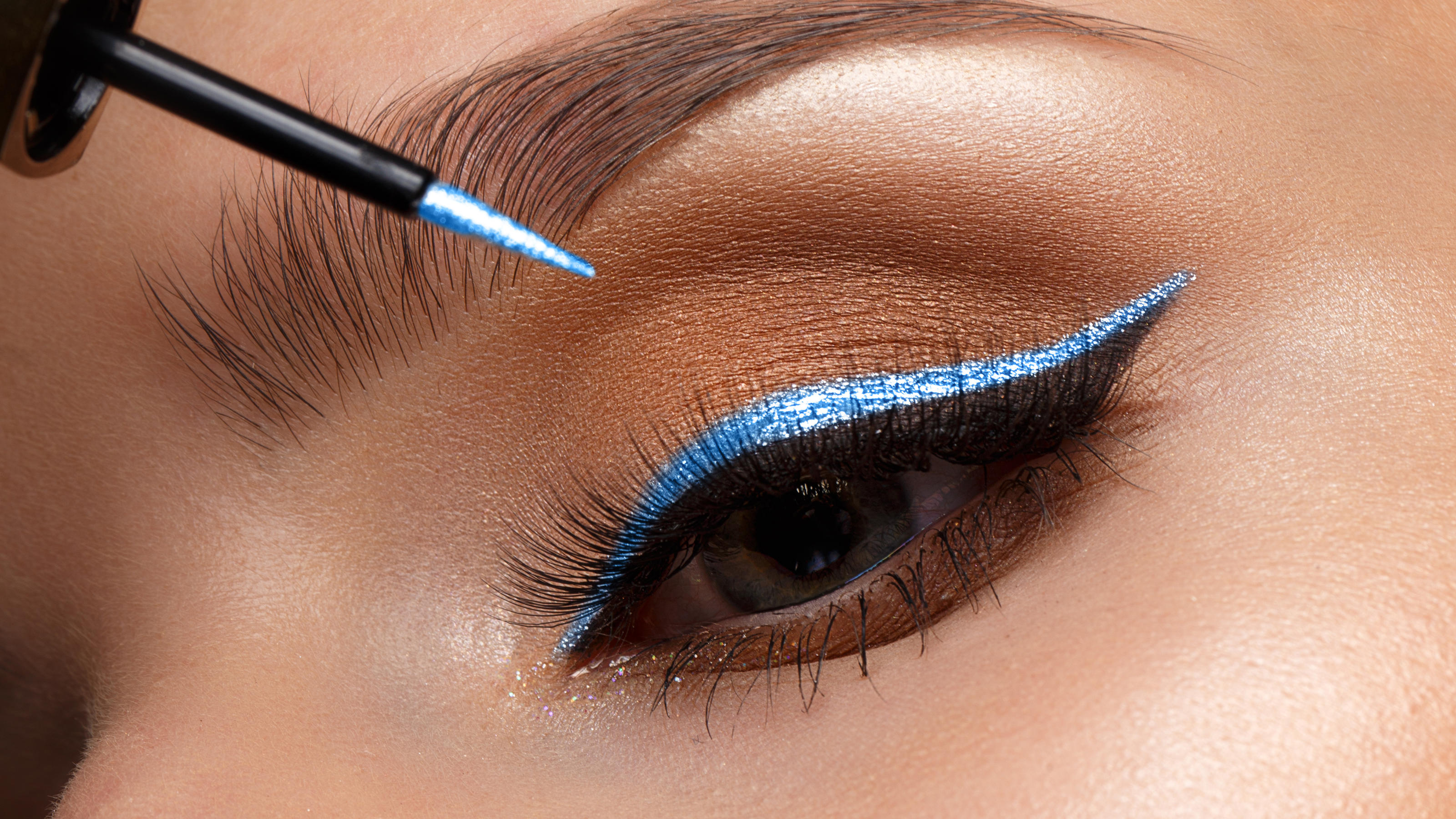 Graphic Liner: So funktioniert der Trend der Promis Frau, die blauen Eyeliner aufträgt.