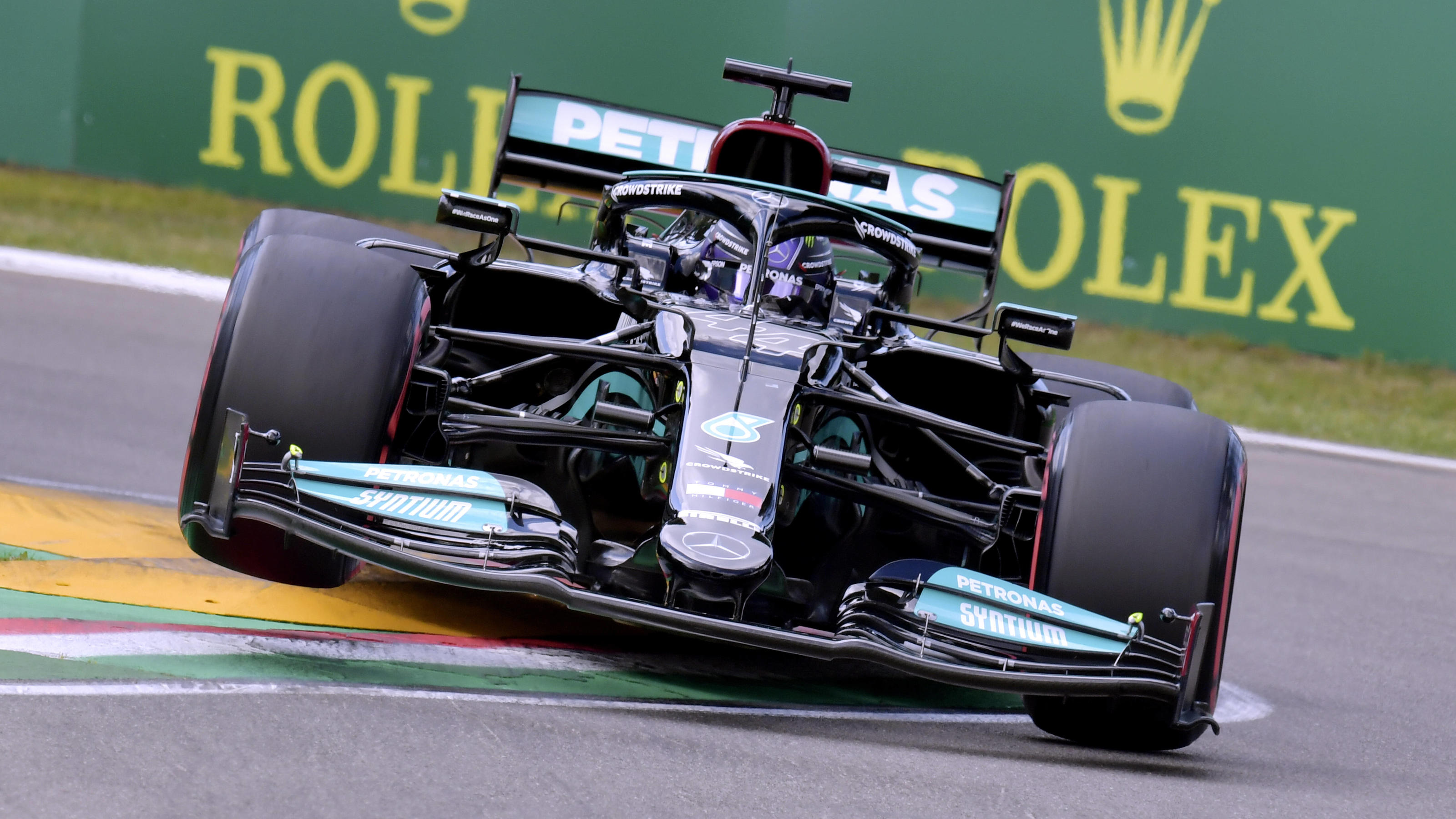 Lewis Hamilton: "Es gibt Tage, an denen ich meinen Körper hasse" HAMILTON Lewis Mercedes AMG F1 Team FIA Formel 1 Saison 2021 in Imola am 17. 04. 2021 in Imola *** HAMILTON Lewis Mercedes AMG F1 Team FIA Formula 1 season 2021 at Imola on 17 04 2021 at Imola