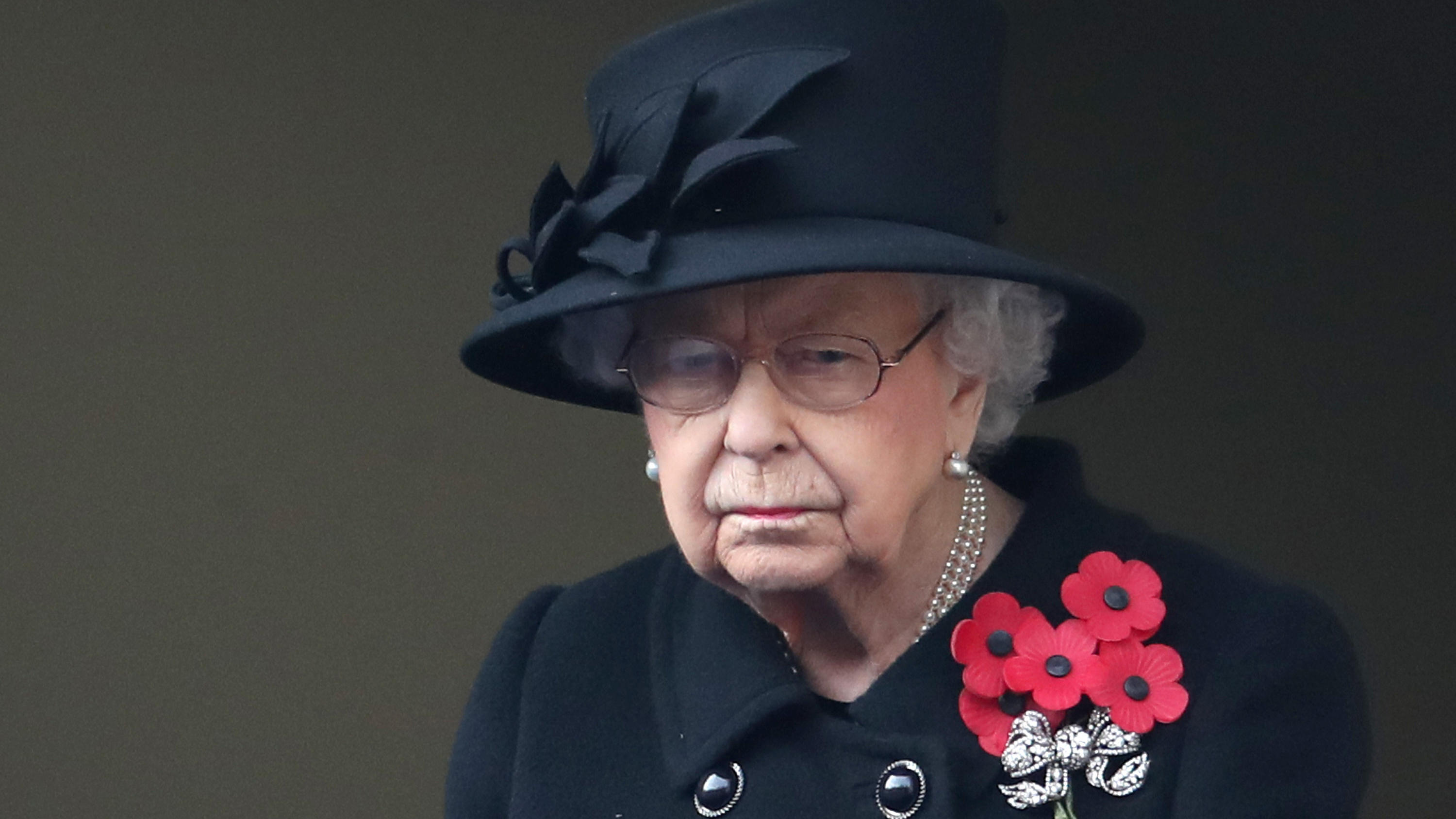 Queen Elizabeth II. trauert um einen engen Freund ARCHIV - 08.11.2020, Großbritannien, London: Die britische Königin Elizabeth II. nimmt am Gedenksonntag vor dem Remembrance Day an einem Gottesdienst am Kenotaph von Whitehall teil. Königin Elizabeth wird am 21. April 95 Jahre alt. Foto: Chris Jackso