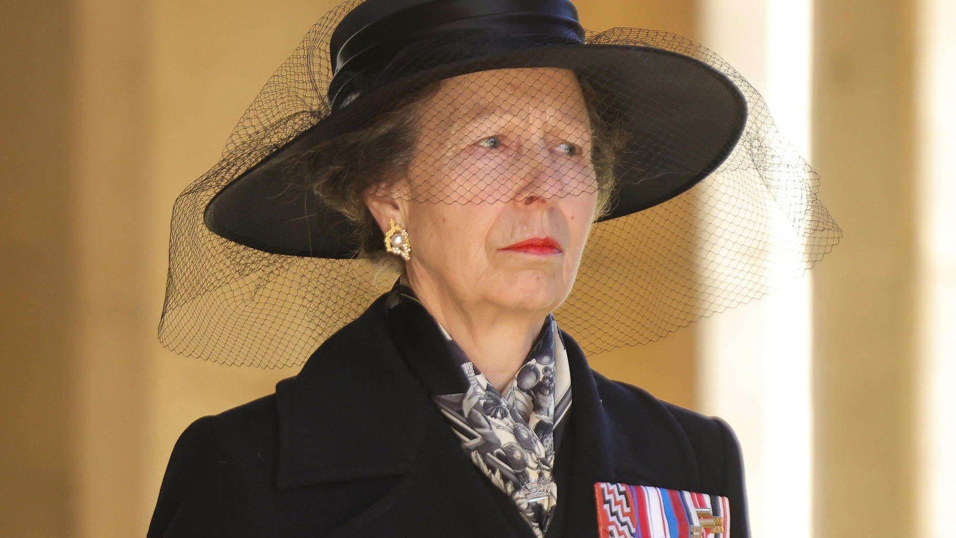 Prinz Harry aufgelaufen! Bei diesen Tanten blitzte er eiskalt ab 17.04.2021, Großbritannien, Windsor: Prinzessin Anne zu Beginn des Trauermarsches für ihren Vater. Die Trauerfeier und Beisetzung von Queen-Ehemann Prinz Philip, Herzog von Edinburg, finden auf Schloss Windsor statt. Prinz Philip war am 9. April im A