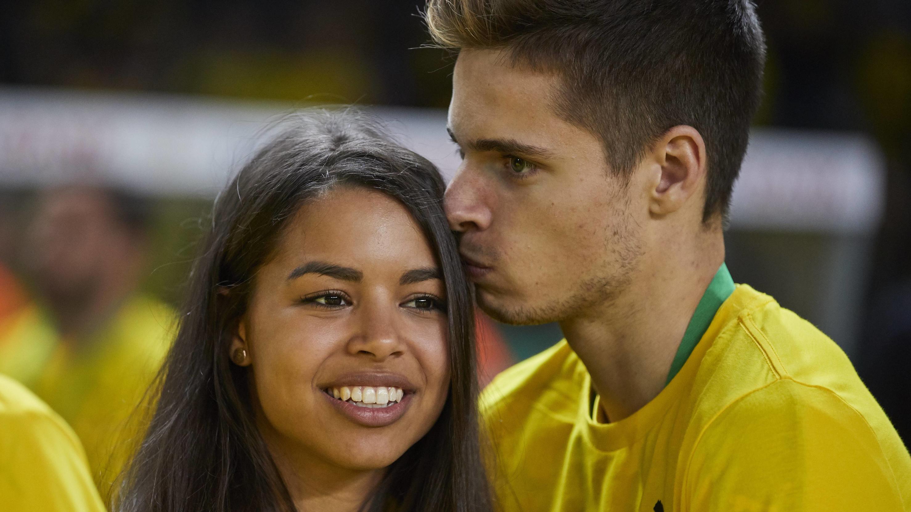 Julian Weigl genießt sein Leben als frischgebackener Papa Sarah Richmond und Julian Weigl sind seit der Jugend ein Paar.