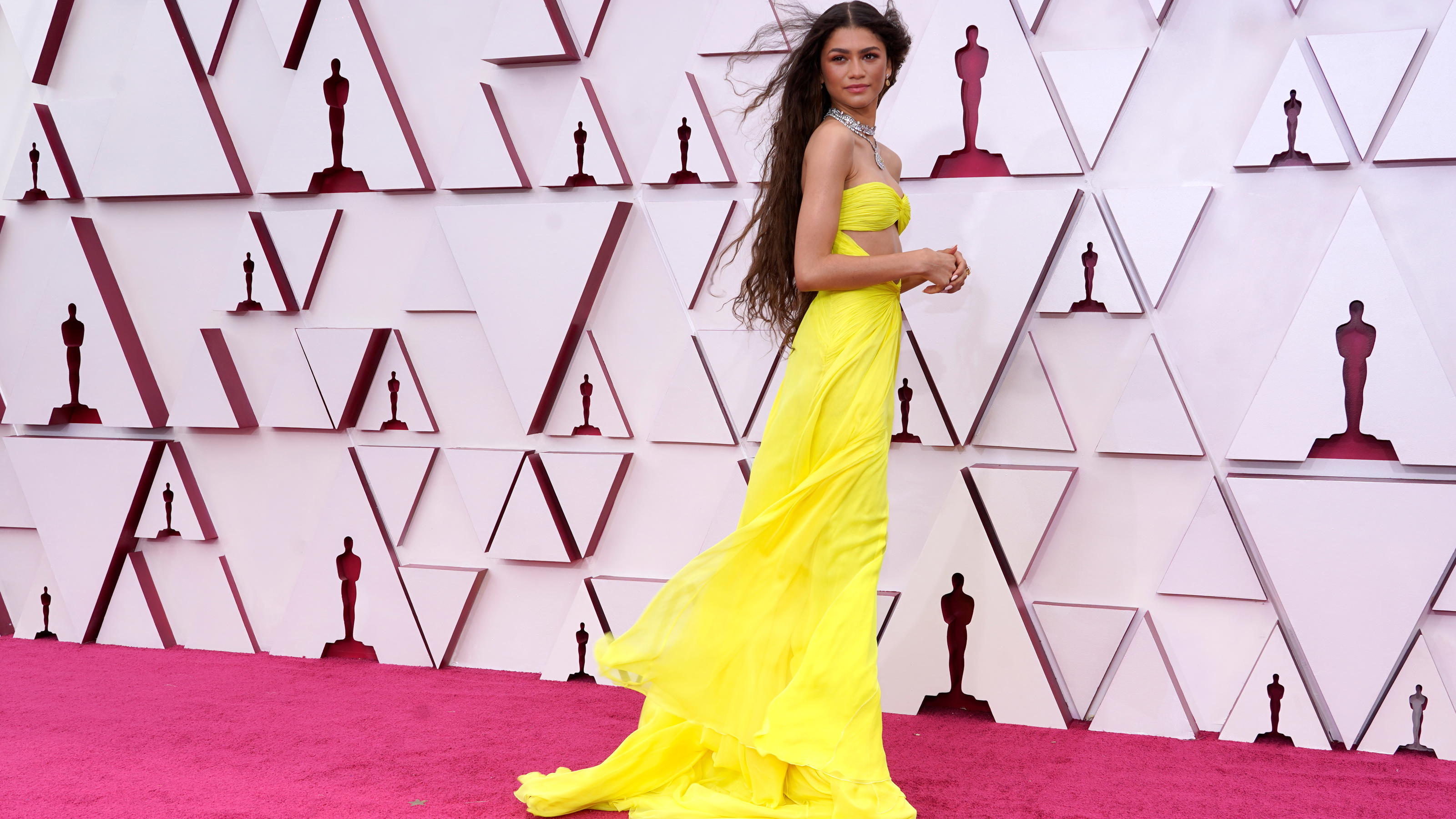 Oscars 2021: Das waren die schönsten Outfits vom roten Teppich! Zendaya