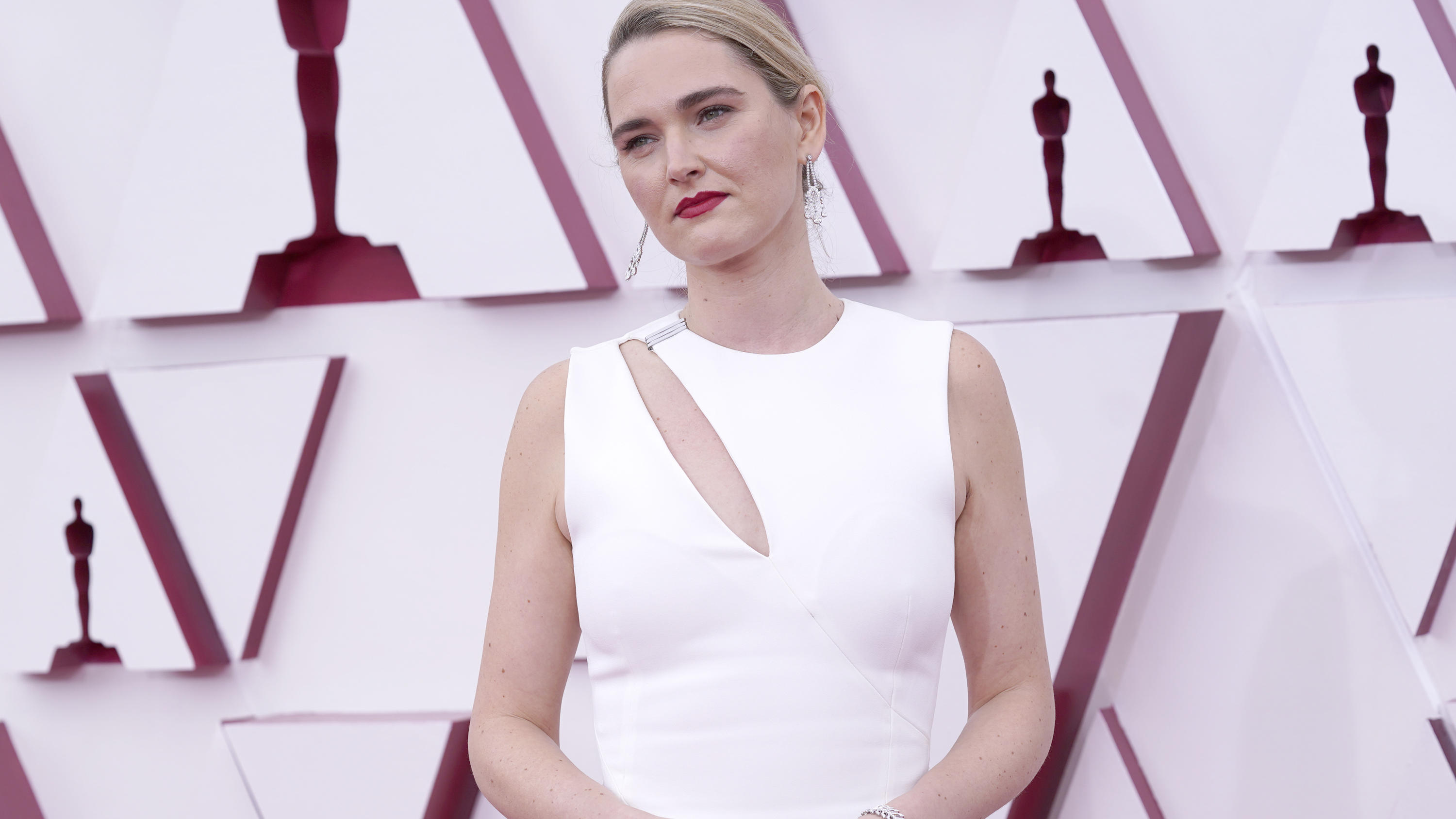 Cut-out-Kleider waren DER Trend bei den Oscars 2021 Stand-Up Comedienne und Schauspielerin Jena Friedman (38) mit dezentem Cut in Weiß.