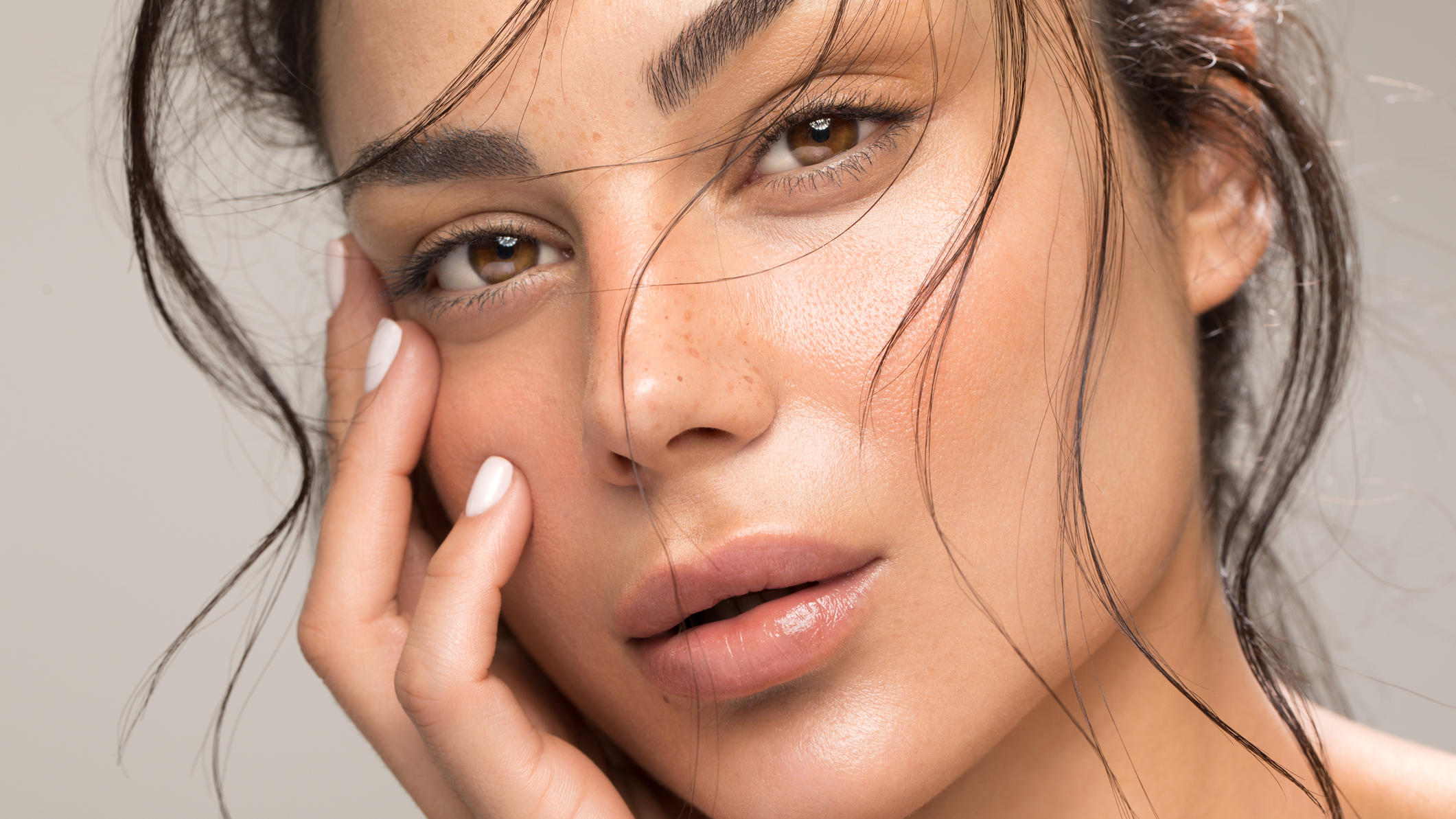 Healthy Skin: Mit diesen Tipps die Haut zum Strahlen bringen Frau mit natürlichem Glow im Gesicht