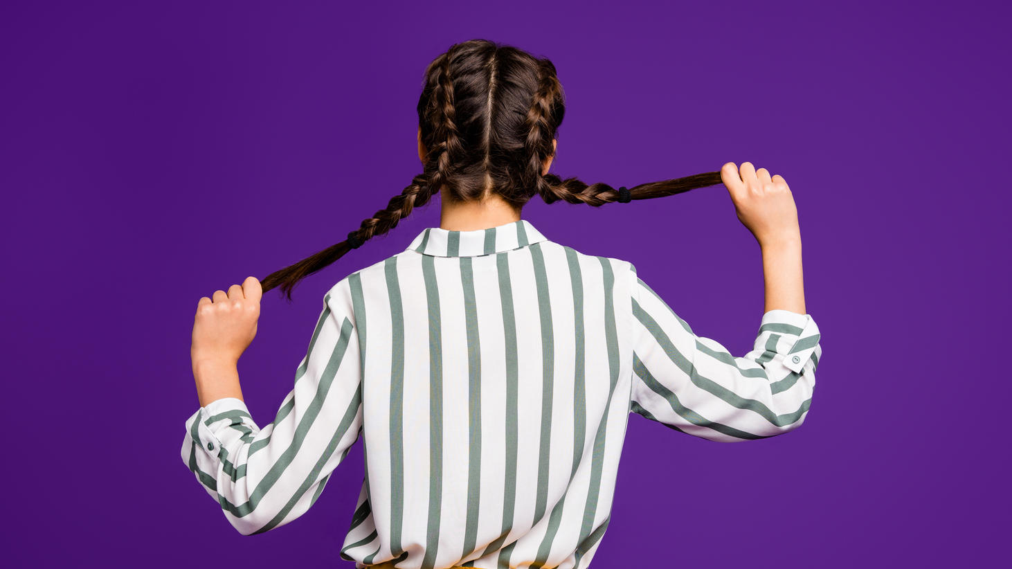 Flechtfrisuren: Warum der Look endlich zurückkommt Rear behind view photo of beautiful pretty lady holding braids hands, hiding face shy person wear striped shirt yellow trousers isolated purple color background (Rear behind view photo of beautiful pretty lady holding braids hands, hiding face shy pe
