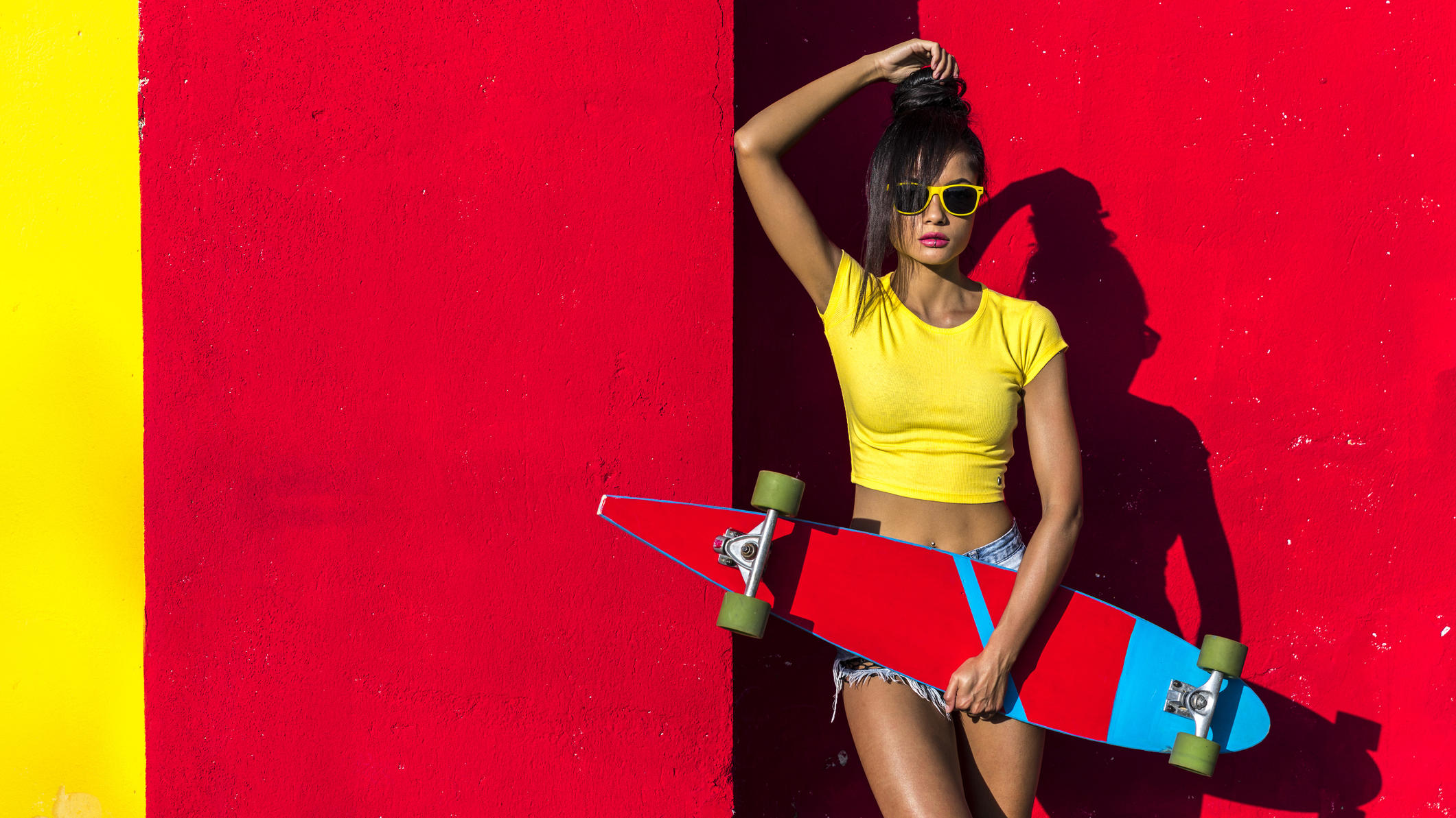 Zendaya & Co. : Warum wir diese 3 Knall-Farben neu entdecken Frau in Knallfarben Rot, Blau und Gelb.