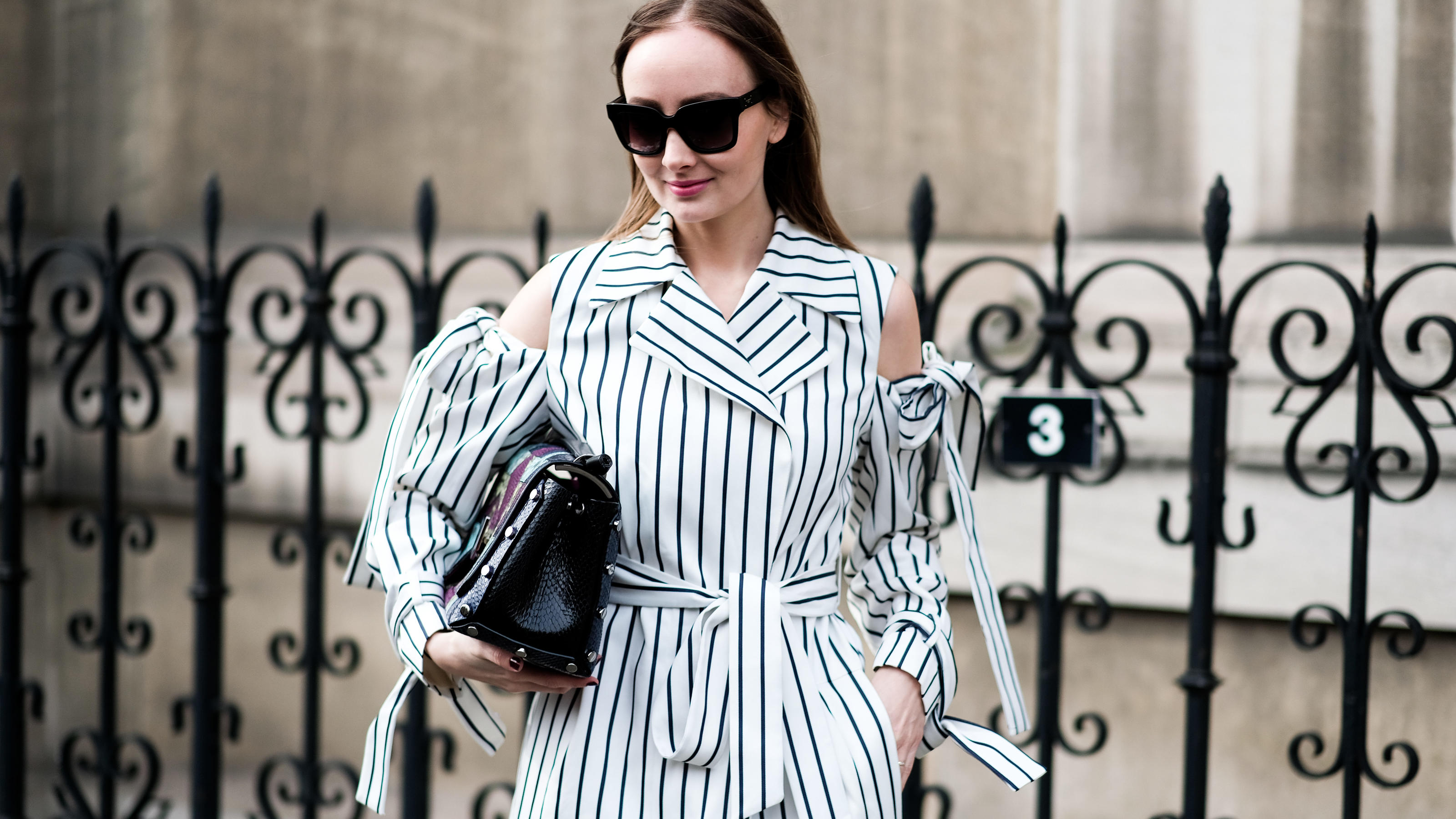 Streifenmuster: Auf diese 3 Teile schwören Fashionistas Frau trägt ein Trend-Kleid mit Streifenmuster.