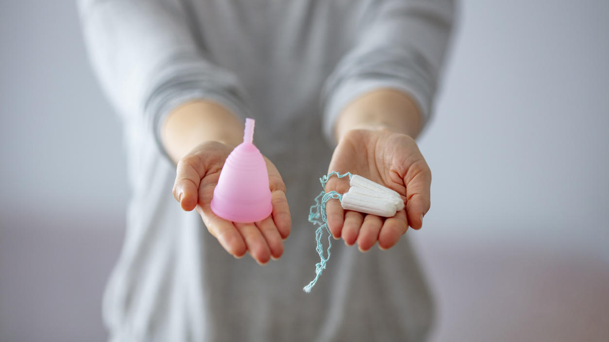 Können Menstruationstassen mit Tampons mithalten? Tante Rosa ist im Anmarsch und Sie haben noch keine Hygieneprodukte?