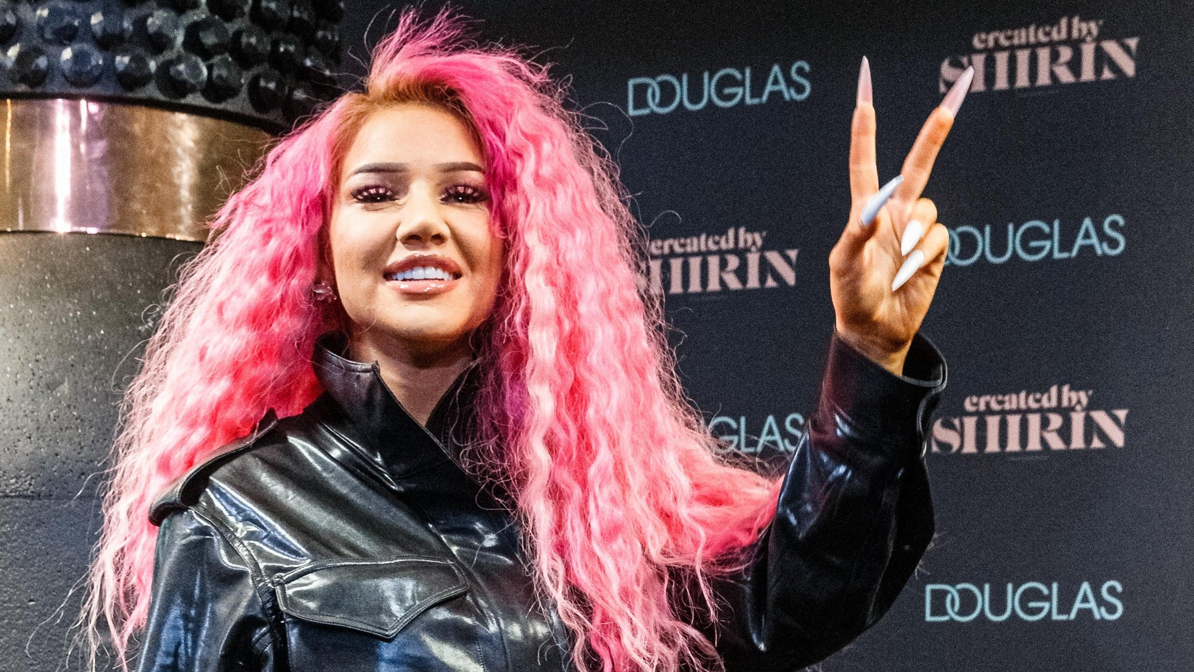 Nach "BraTee" kommt "Dirtea": Shirin David macht jetzt auch Eistee Shirin David, deutsche YouTuberin, Sängerin und Rapperin