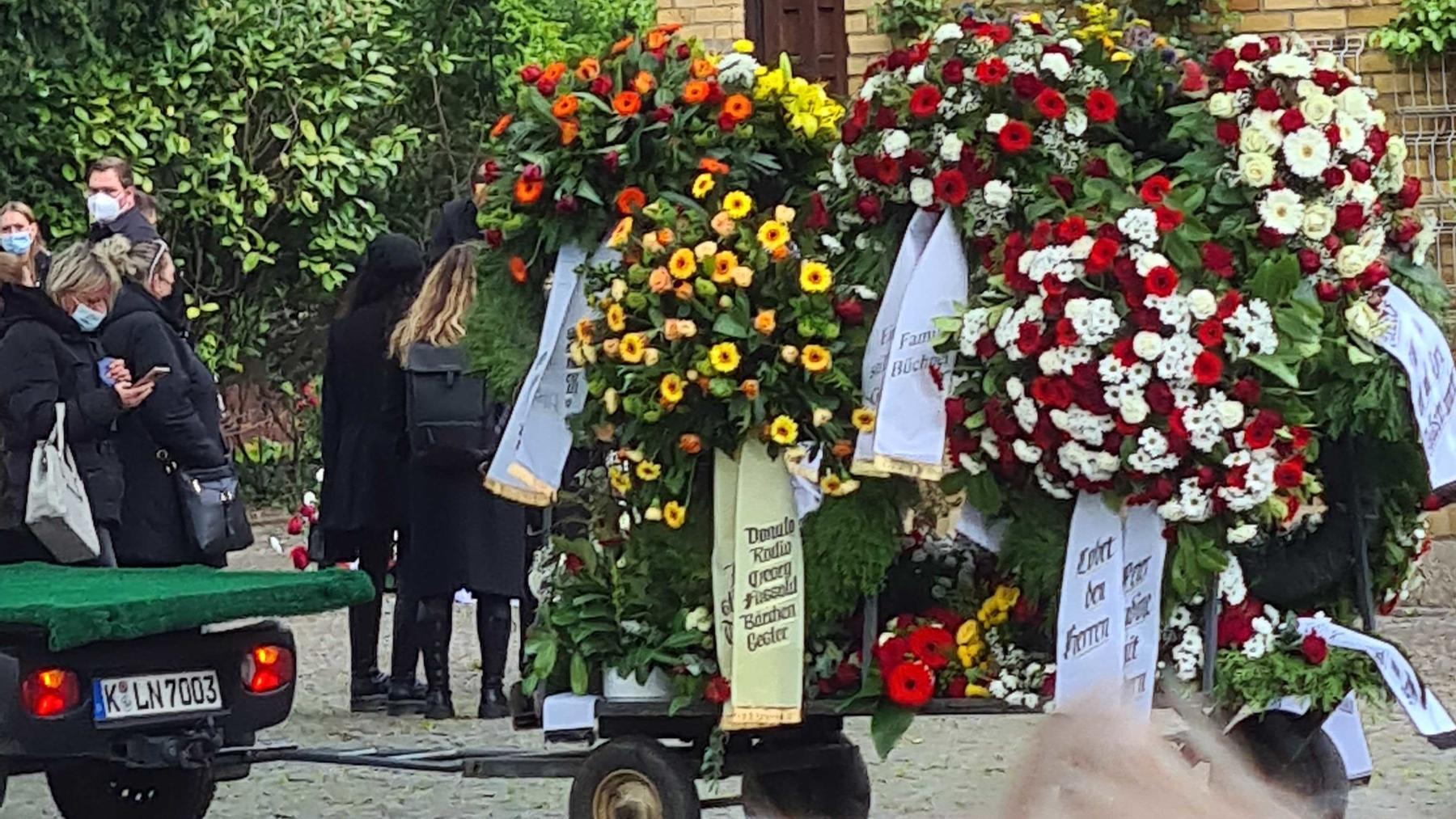Willi Herren (†45): Ergreifender Abschied von der Familie - Beerdigung im Live-Ticker nachlesen Blumen-Gestecke bei der Beerdigung von Willi Herren