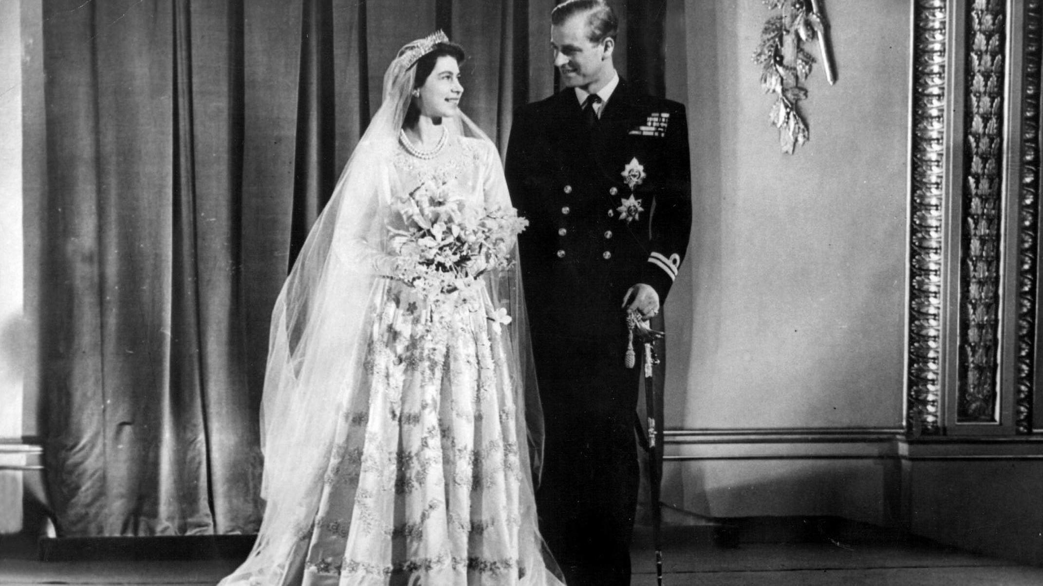 Die Queen ist tot: Trauer um Königin Elizabeth Prinzessin Elizabeth und Philip Mountbatten schauen sich bei ihrer Hochzeit am 20. November 1947 verliebt an.
