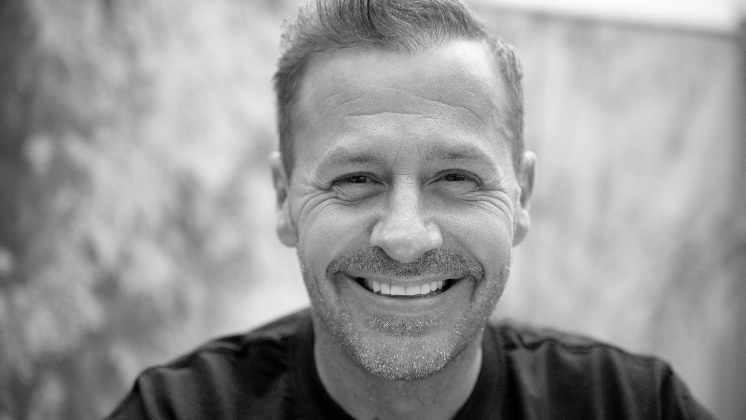 Willi Herren (†45): Die Staatsanwaltschaft hat die Ermittlungen zu seinem Tod abgeschlossen ARCHIV - 16.04.2021, Nordrhein-Westfalen, Frechen: Schauspieler und Reality-Star Willi Herren schaut bei der Eröffnung von "Willi Herren·s Rievkooche Bud" in die Kamera. Der Schauspieler und Schlagersänger Willi Herren (45, «Lindenstraße») ist tot. F