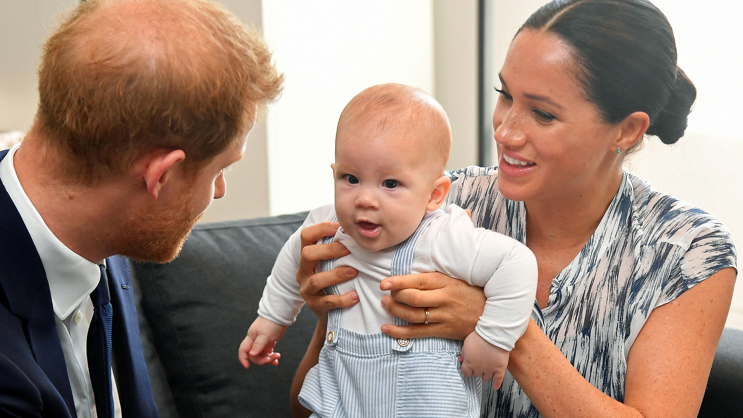 Prinz Harry & Herzogin Meghan: Söhnchen Archie wird langsam selbstständig ARCHIV - 29.09.2019, Südafrika, Kapstadt: Der britische Prinz Harry (l), Herzog von Sussex, und seine Frau Meghan, Herzogin von Sussex, mit Sohn Archie während eines Treffens mit Erzbischof Desmond Tutu in ihrer Legacy Foundation am dritten Tag ihrer