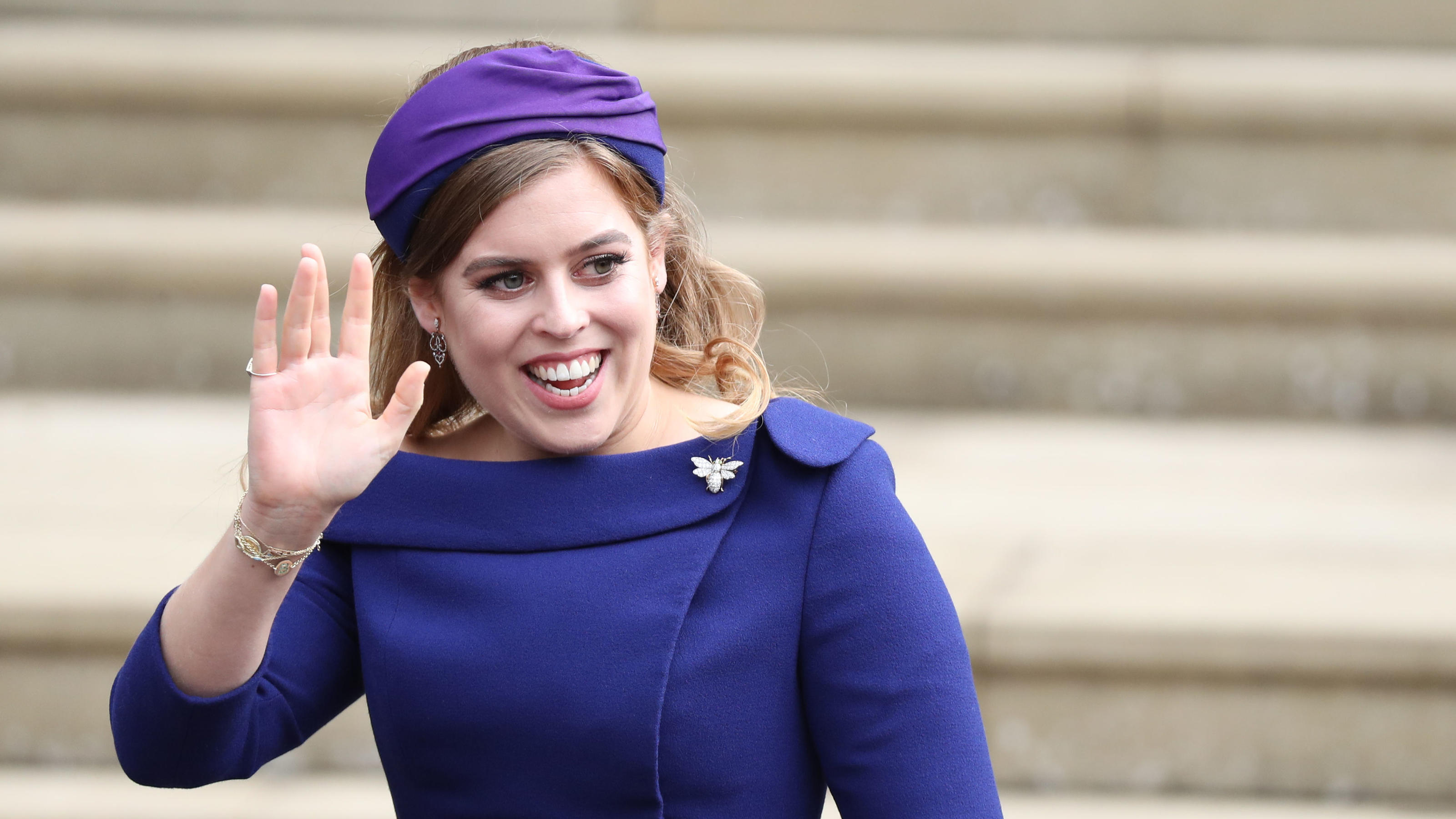 Prinzessin Beatrice: Diesen Titel bekommt ihre Tochter! ARCHIV - 12.10.2018, Großbritannien, Windsor: Prinzessin Beatrice kommt zur Hochzeit von Prinzessin Eugenie und Jack Brooksbank an der St.-Georges-Kapelle von Schloss Windsor an. Die britische Königin Elizabeth II. (95) kann sich bald über ein weiter