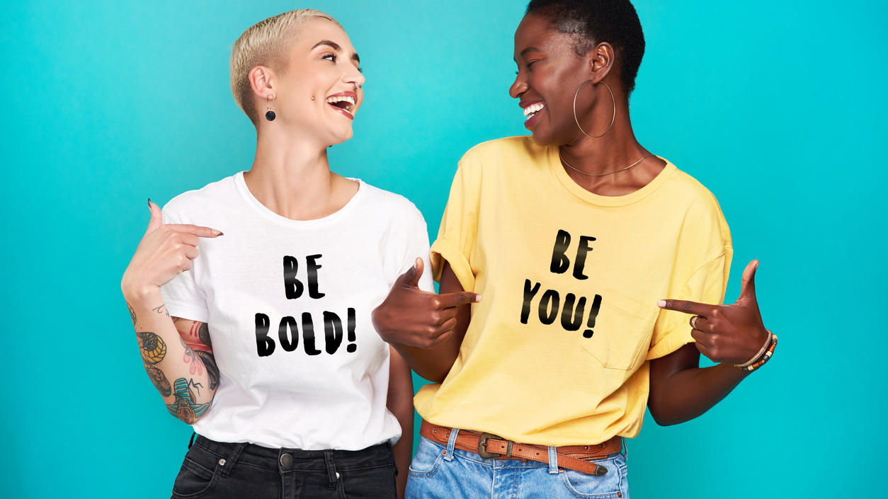 Welche T-Shirts den Sommer 2021 noch schöner machen Frauen mit Trend-T-Shirt
