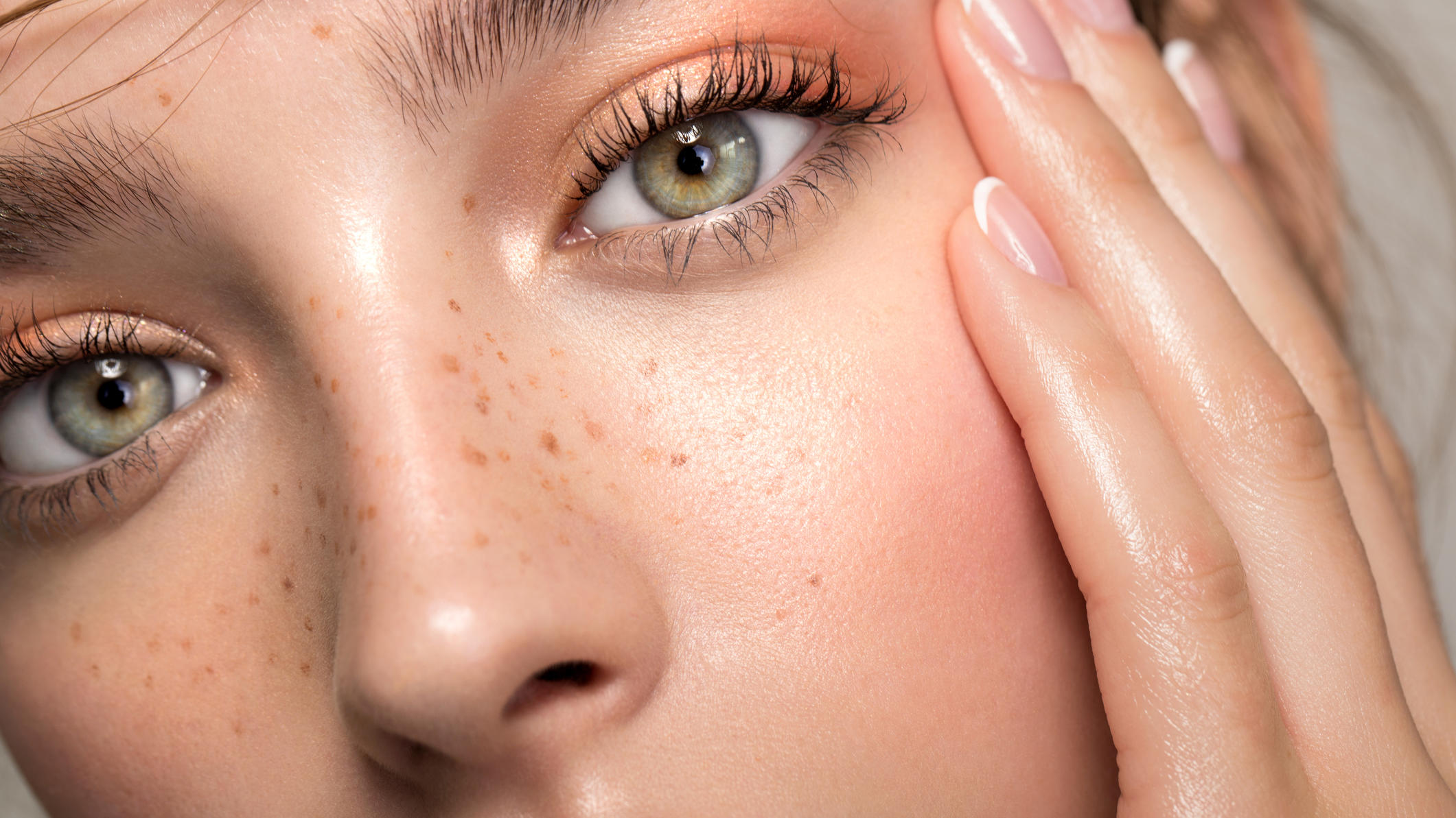 Fake Freckles: Warum alle jetzt falsche Sommersprossen wollen Frau mit Sommersprossen.