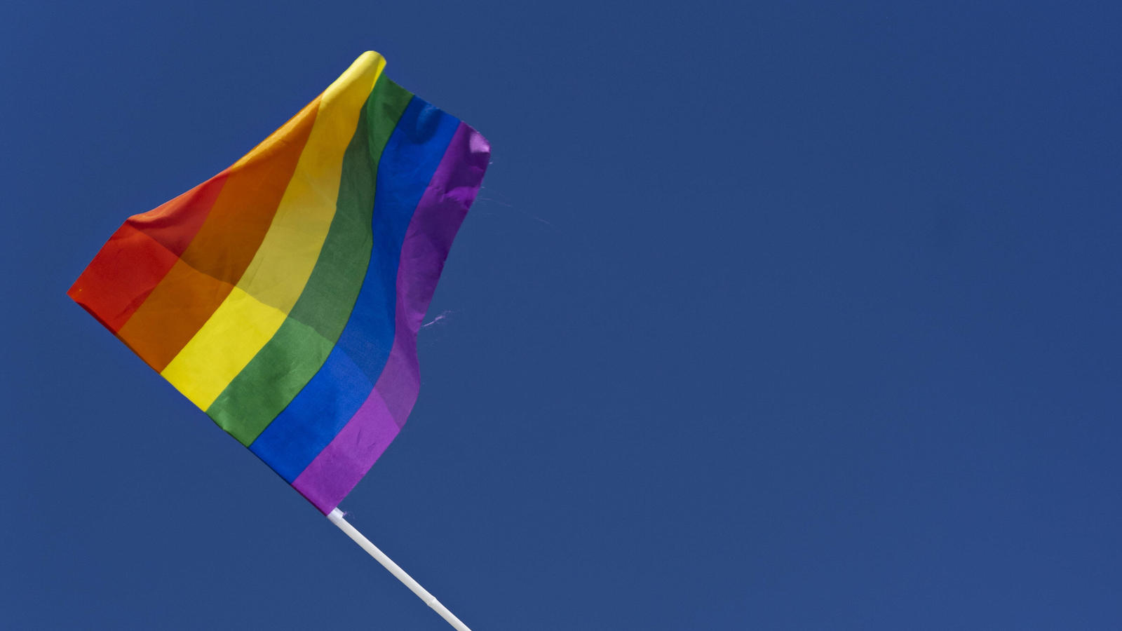 Was heißt eigentlich cis, nichtbinär oder trans? Wir erklären queere Begriffe Sie gilt als Zeichen für Toleranz, Akzeptanz und Vielfalt.