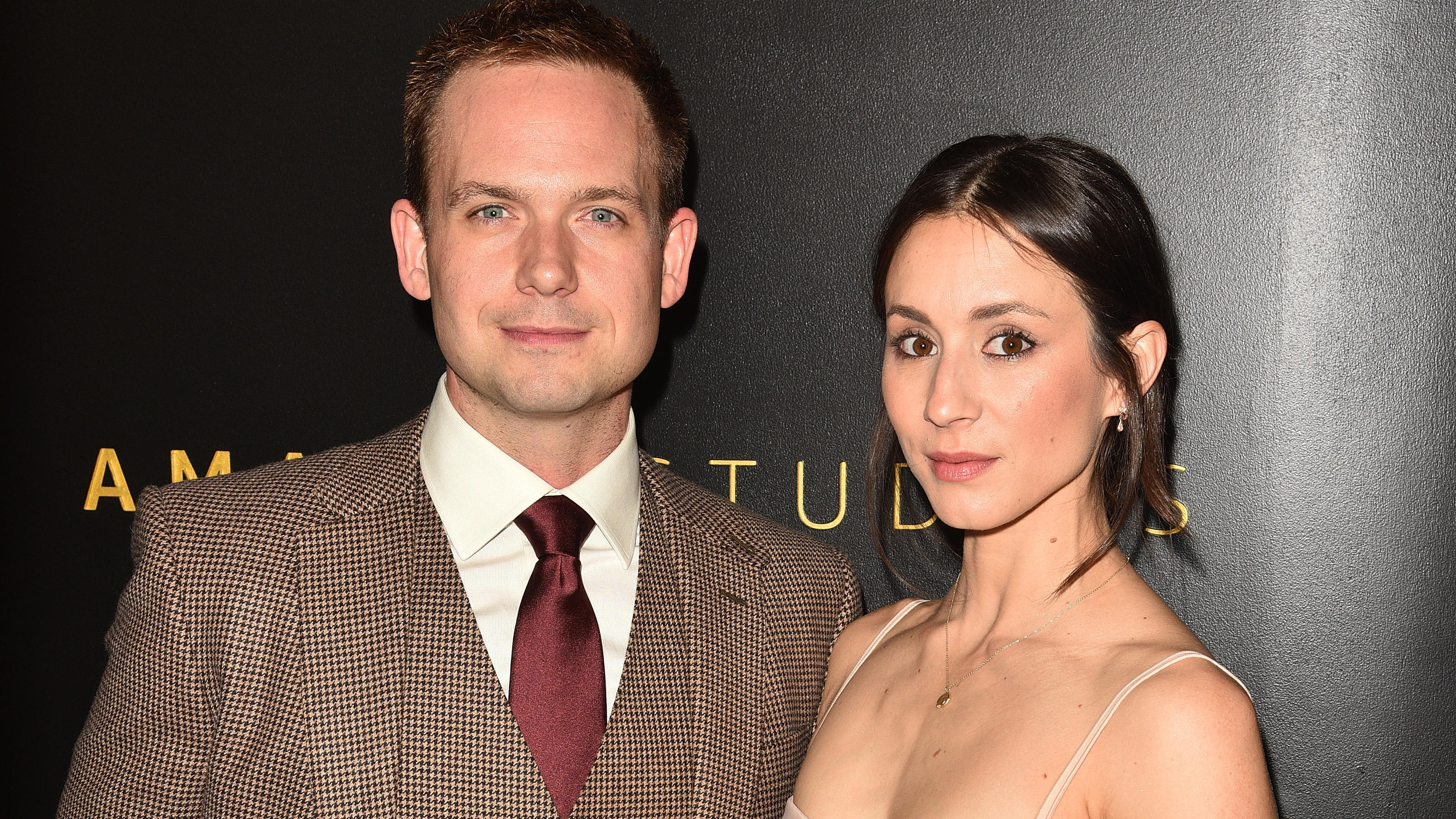 Meghans „Suits"-Kollege Patrick J. Adams: Tochter wurde in Tiefgarage geboren Patrick J. Adams und Troian Bellisario